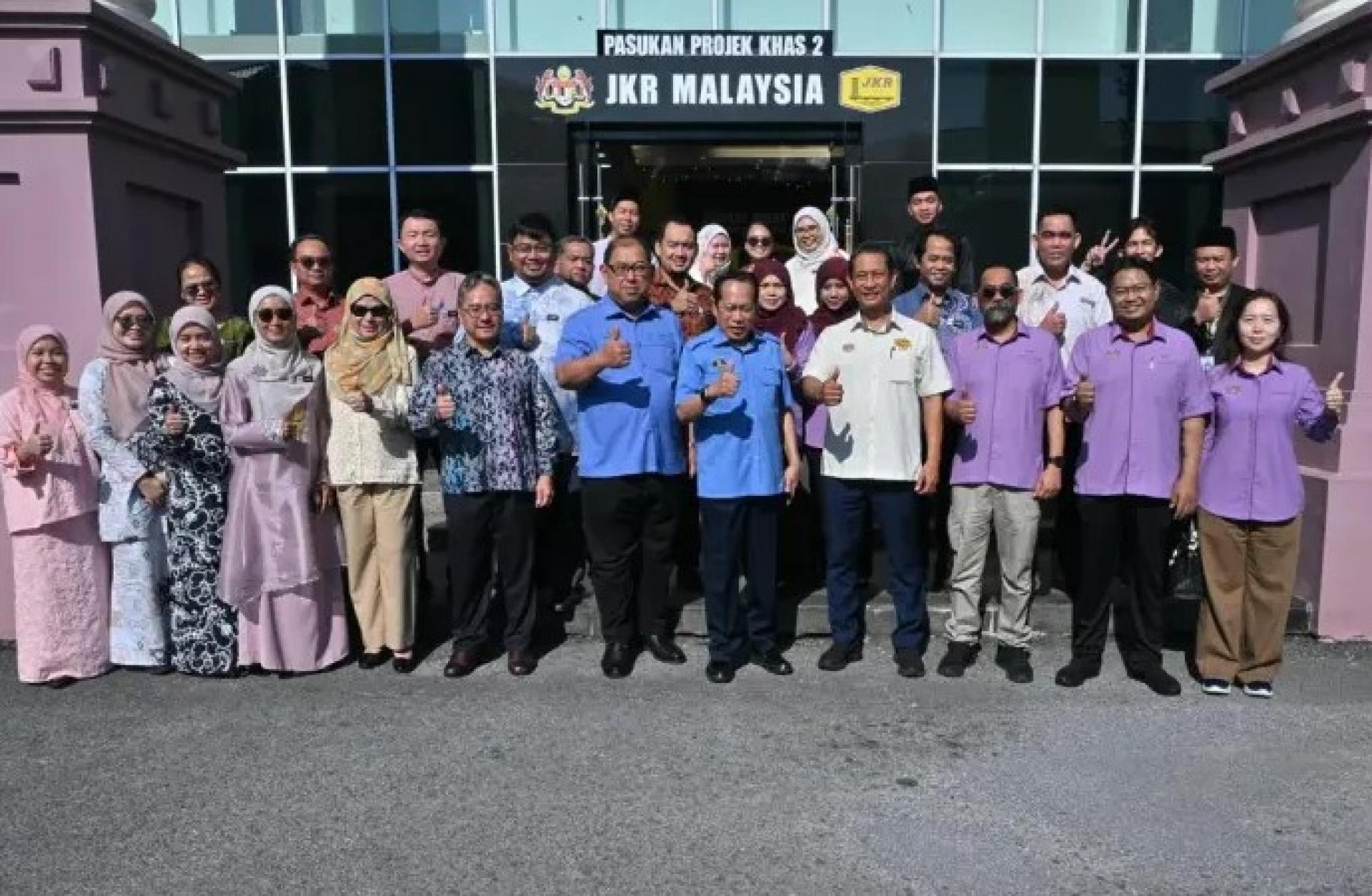 拿督斯里艾哈迈德马斯兰（前排右5）与其他人员在古晋鸿威大厦JKR PPK2办公室合影。照片来源：砂信息局（Japen）