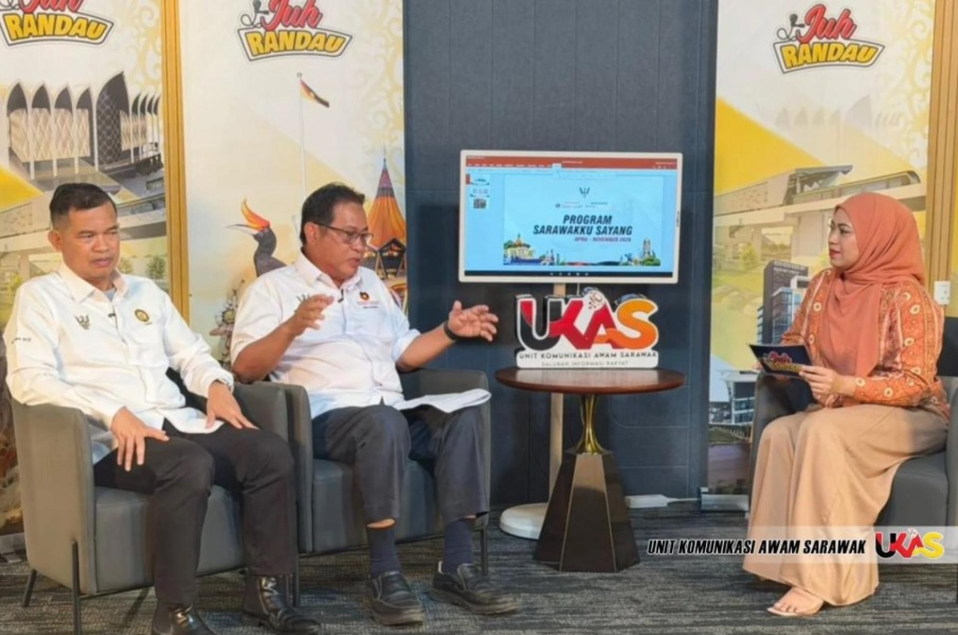 阿都拉曼博士（左2）在Juh Randau节目期间发言。