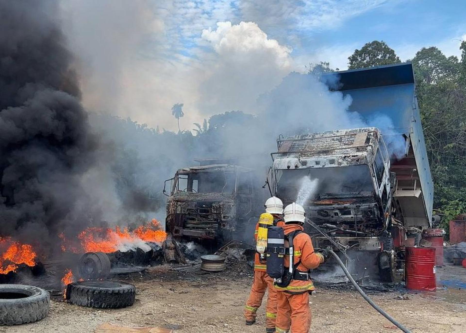 消拯人员抵达现场后迅速展开灌救行动，控制罗里火势蔓延。