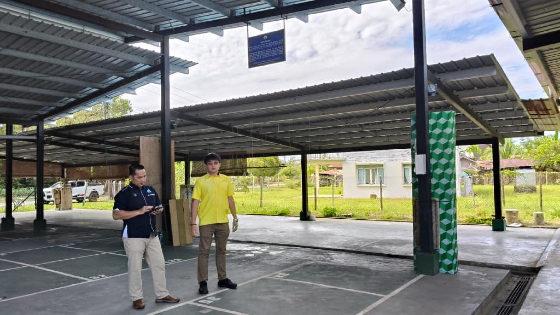 谢家洪（右）与美里市政局工程部官员巡视罗东小贩中心，了解提升工程需求。