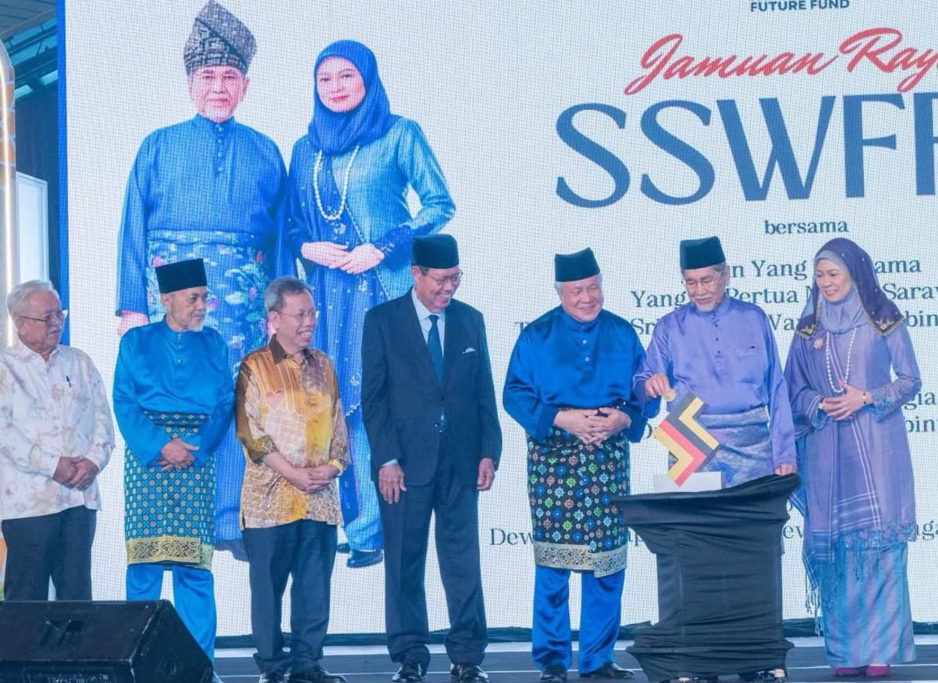 砂拉越元首敦丕显斯里旺朱乃迪（右2）出席砂主权财富未来基金董事会开斋节晚宴并主持仪式。