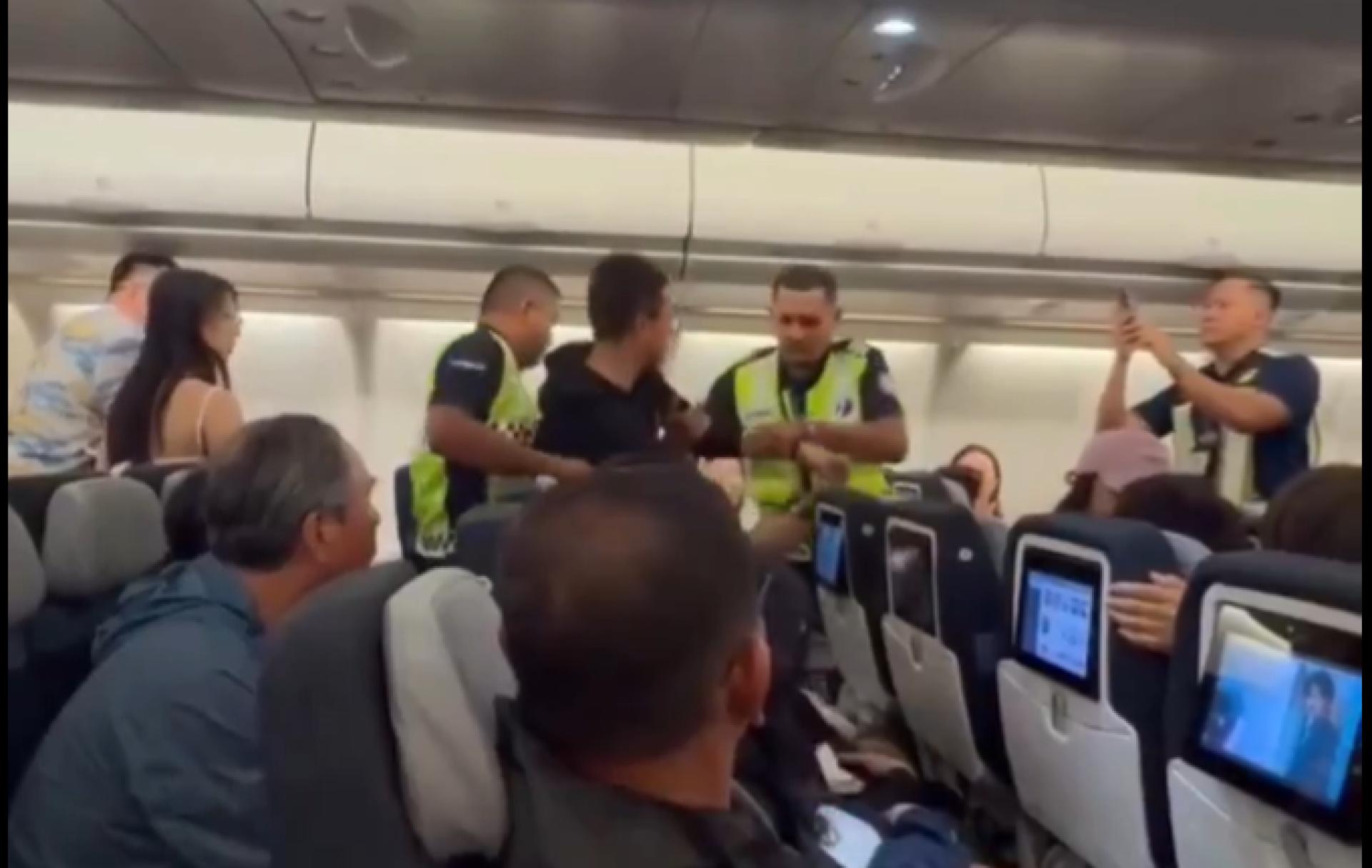 当航警准备采取行动时，该男子一度拒绝配合，并高喊“这不是我的问题”、“中马友好”等言论。