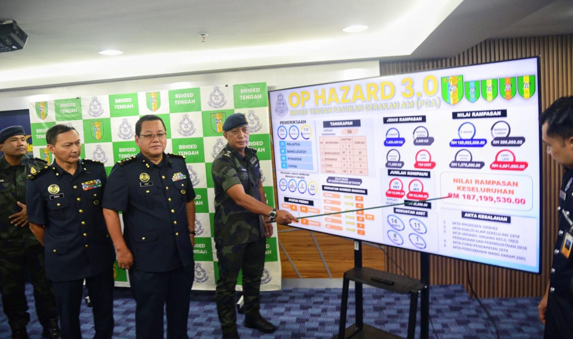 哈克马（左4）出示行动数据。