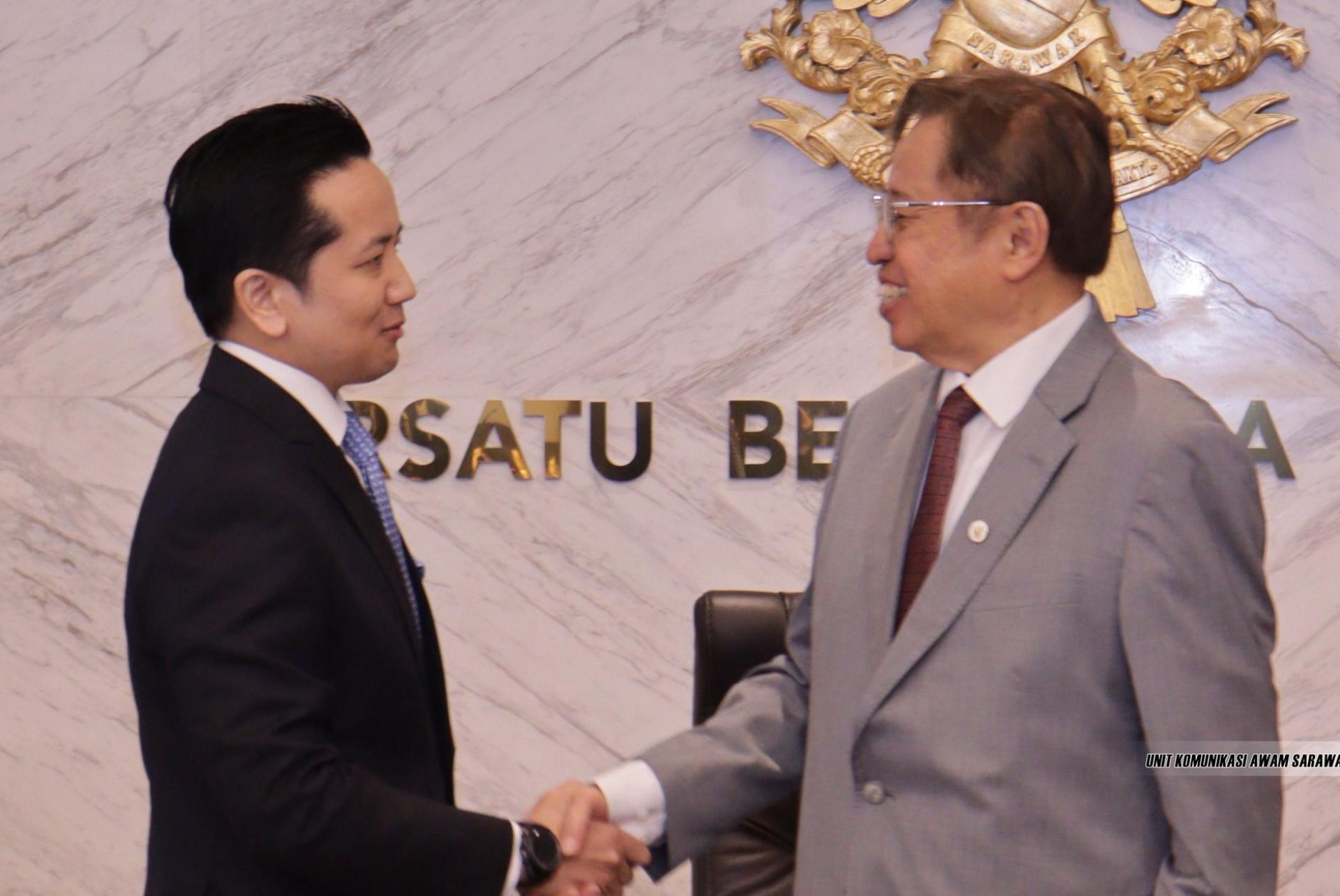 大马自然资源及环境可持续发展部长拿督斯里亚瑟约古津（左）礼貌拜会砂总理拿督巴丁宜丹斯里阿邦佐哈里。