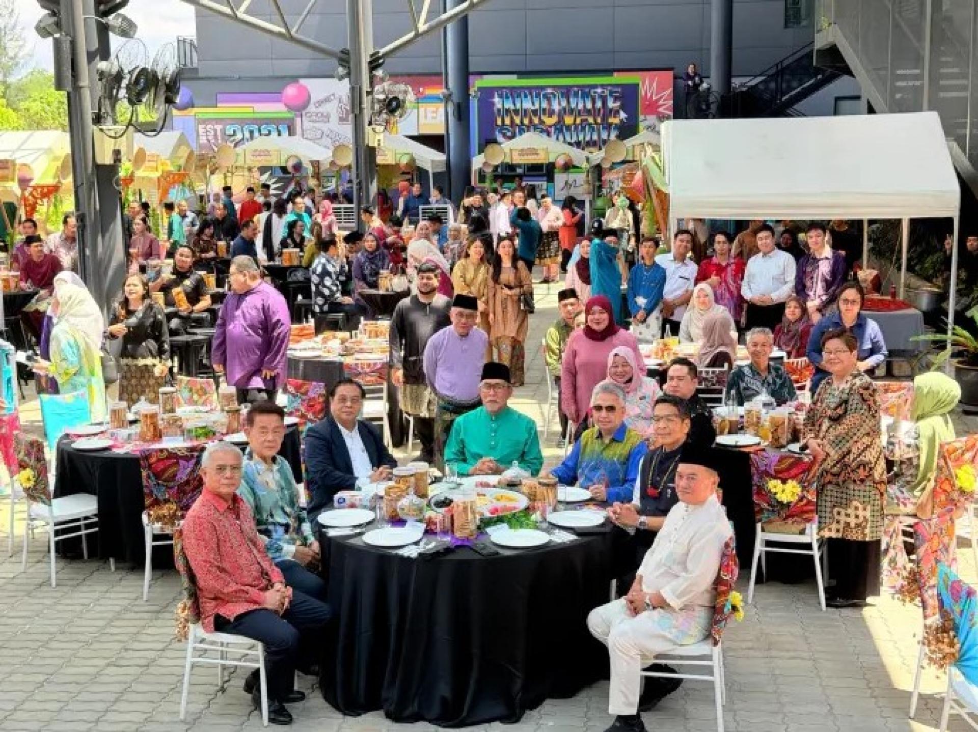 连达立（中）与（左起）Friday Belik、陈冠勋、拿督耶理苏修、拿督史诺登拉旺、丹尼斯奥及阿都雅谷于2026年4月9日在古晋TEGAS数字村举办的TEGAS开斋节聚会VIP桌合影。