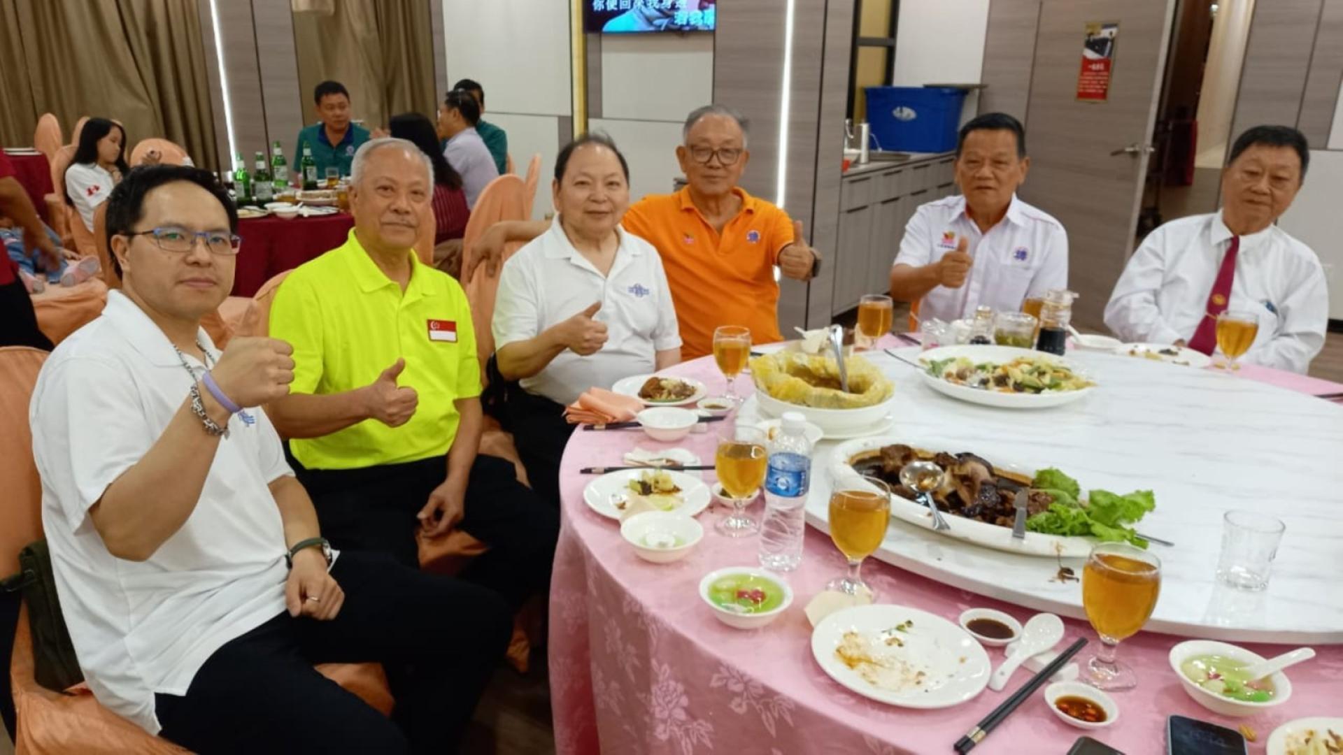 古晋德教会济兴善社社长陈瑞兴（右3起）设宴款待加拿大温哥华市德教道济紫光阁阁长徐永光、新加坡德教紫松阁阁长郑松山、加拿大温哥华市德教道济紫光阁通灵者黄伟成；右起是新生村德教会紫河阁阁长李青泉、济兴善社署理阁长龚德良。