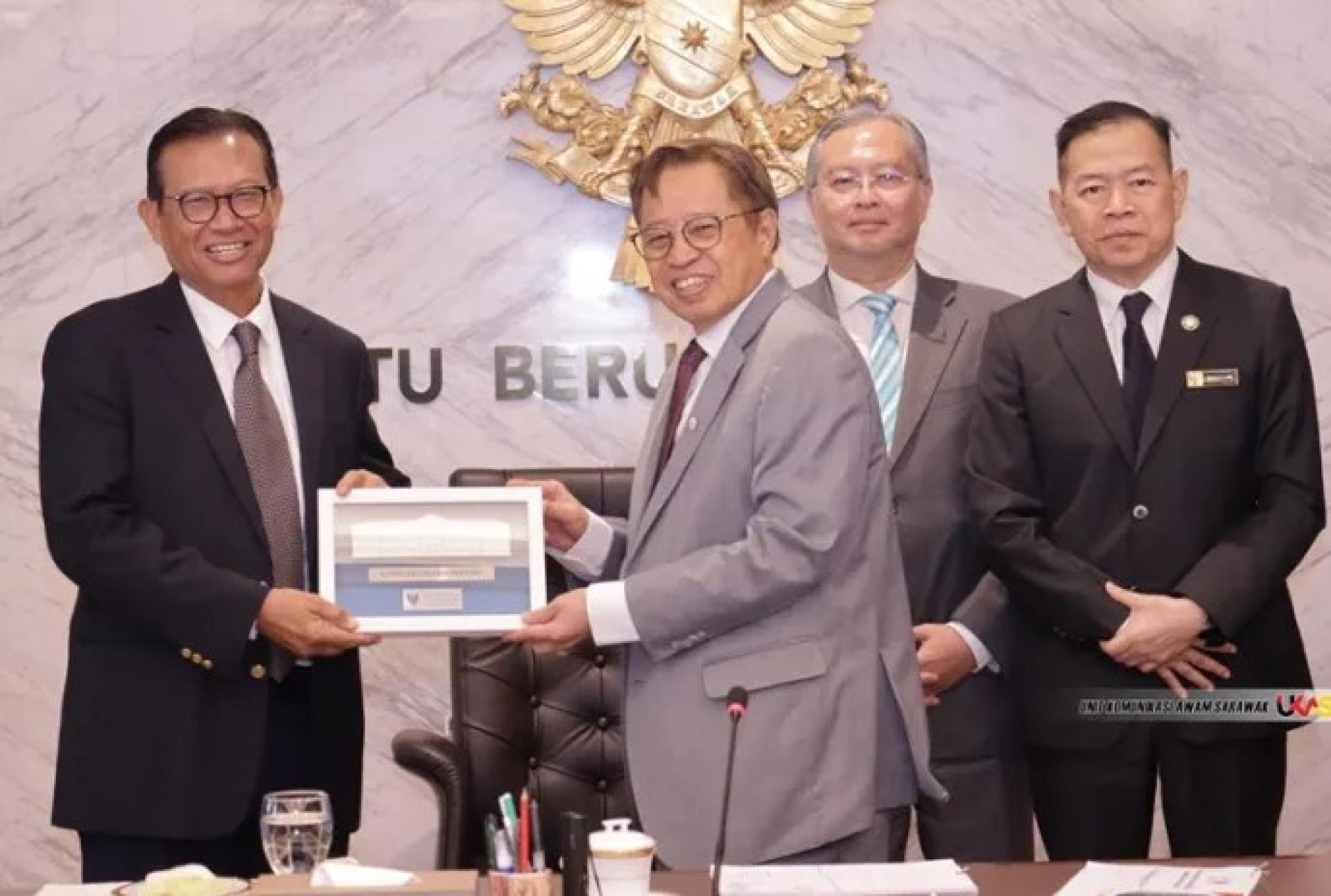 阿邦佐哈里（右3）于2026年4月9日在国家勇士大厦礼貌性拜会期间向阿末沙比里赠送纪念品。照片来源：Ukas