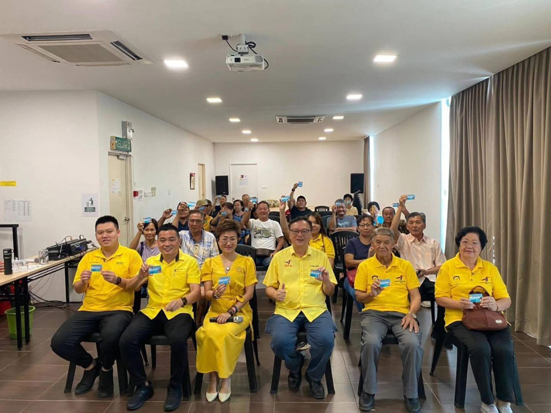 新加入的党员与拿督罗克强议员合影一瞥。