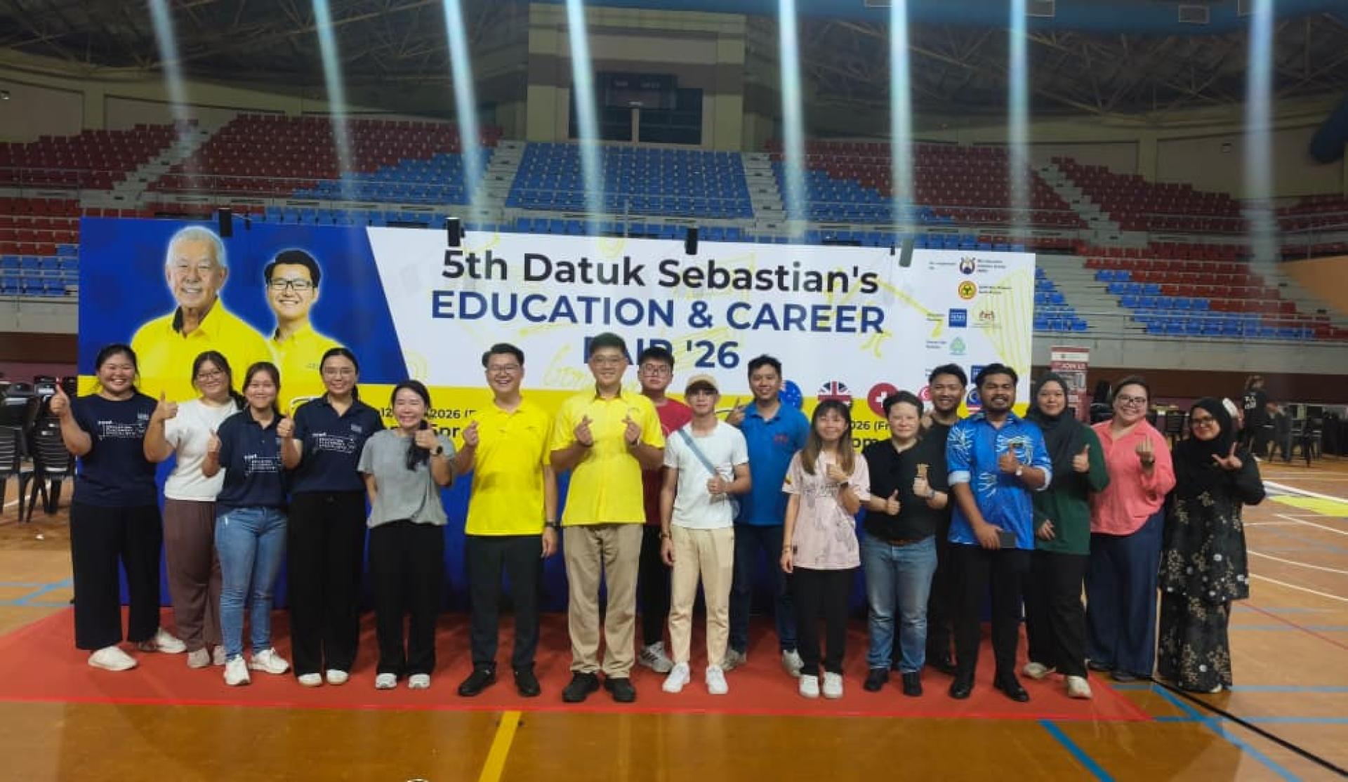 左6起筹备会主席市议员刘奕杰及砂旅游部副部长拿督陈超耀的机要秘书谢家洪与联办单位等人合照。