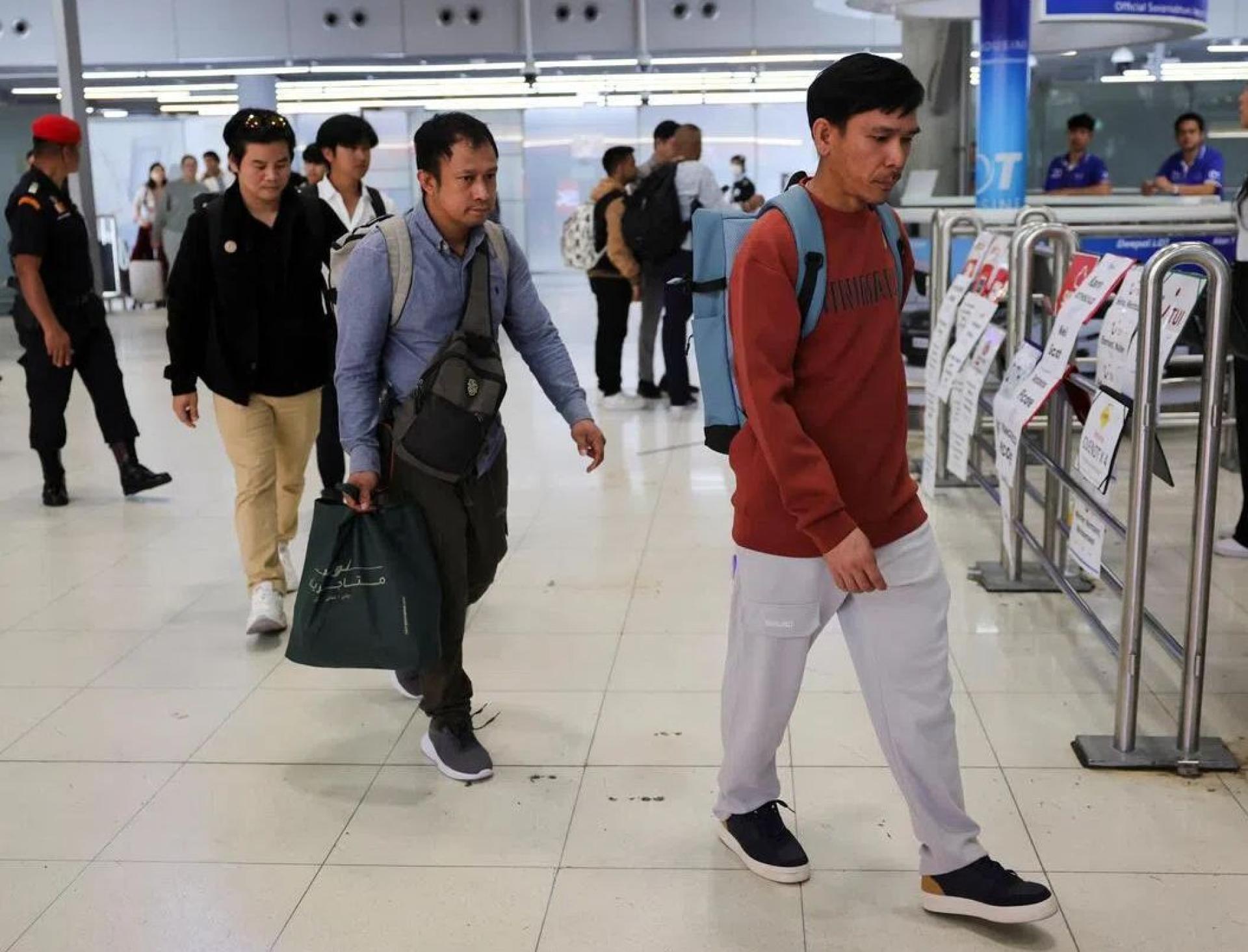 在霍尔木兹海峡遭袭的20名幸存泰国船员，于3月中旬返乡。