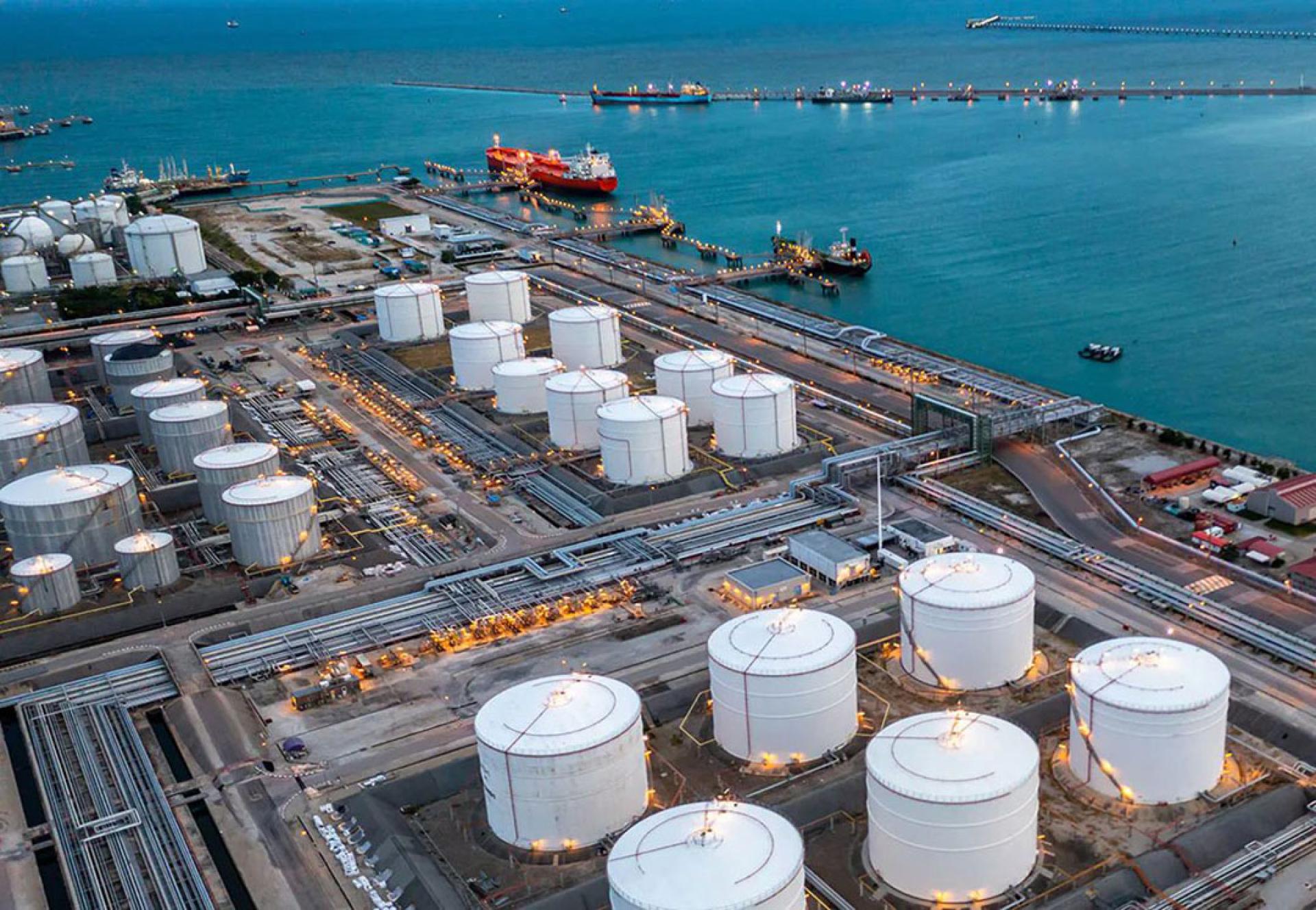 油市接连发生在重大消息公布前的神秘巨额交易，已引起市场对潜在信息泄露和不公平交易的疑虑。