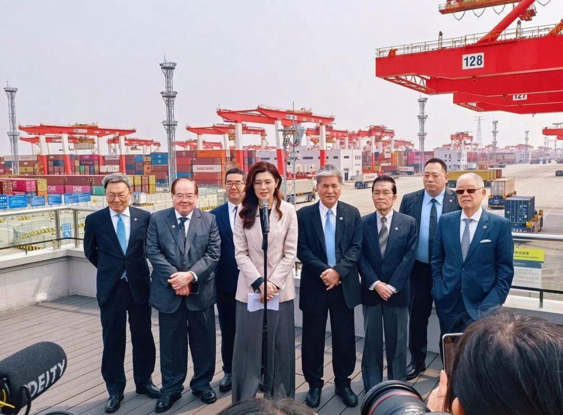 郑丽文在上海洋山港参访时感慨：“在天空飞的应该是鸟，不是导弹”。