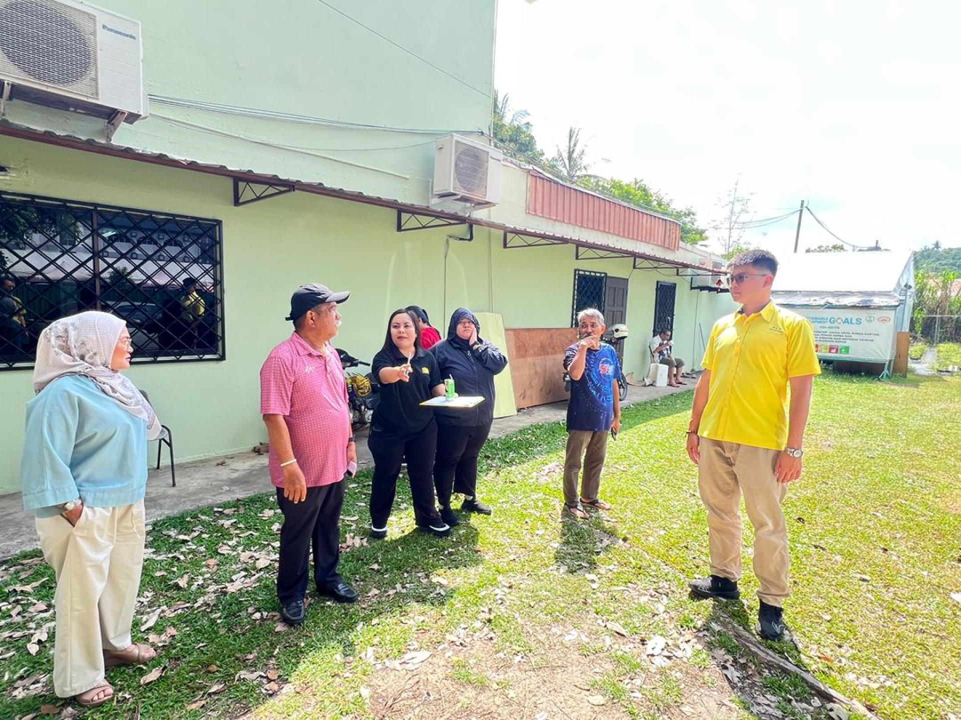 谢家洪（右）与阿都阿兹（左）等人现场了解兴建舞台的位置。