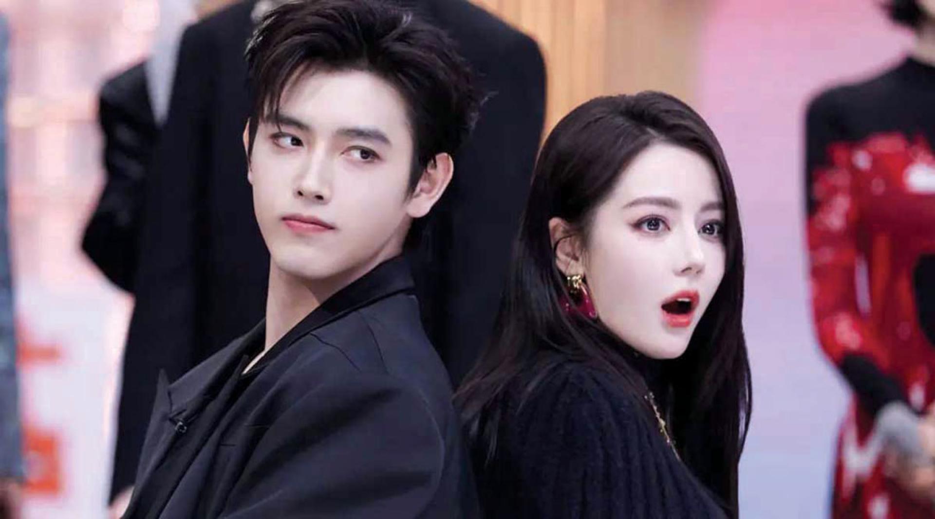 迪丽热巴（右）拍《白日提灯》据说片酬高达2千万，男主角陈飞宇（左）却只领不到迪丽热巴的10分之1。