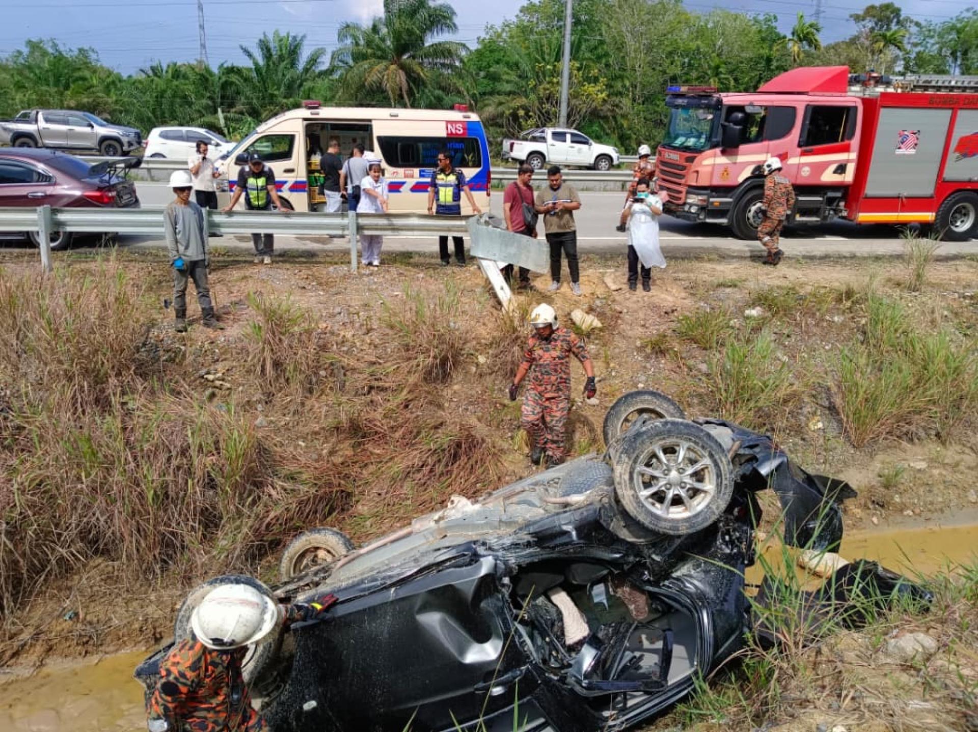 泛婆大道马鲁帝路口附近今午发生一宗涉及单一车辆的交通意外，一辆轿车失控翻覆坠入沟渠，造成一名男子当场身亡，另一名约5岁男童受伤送院治疗。