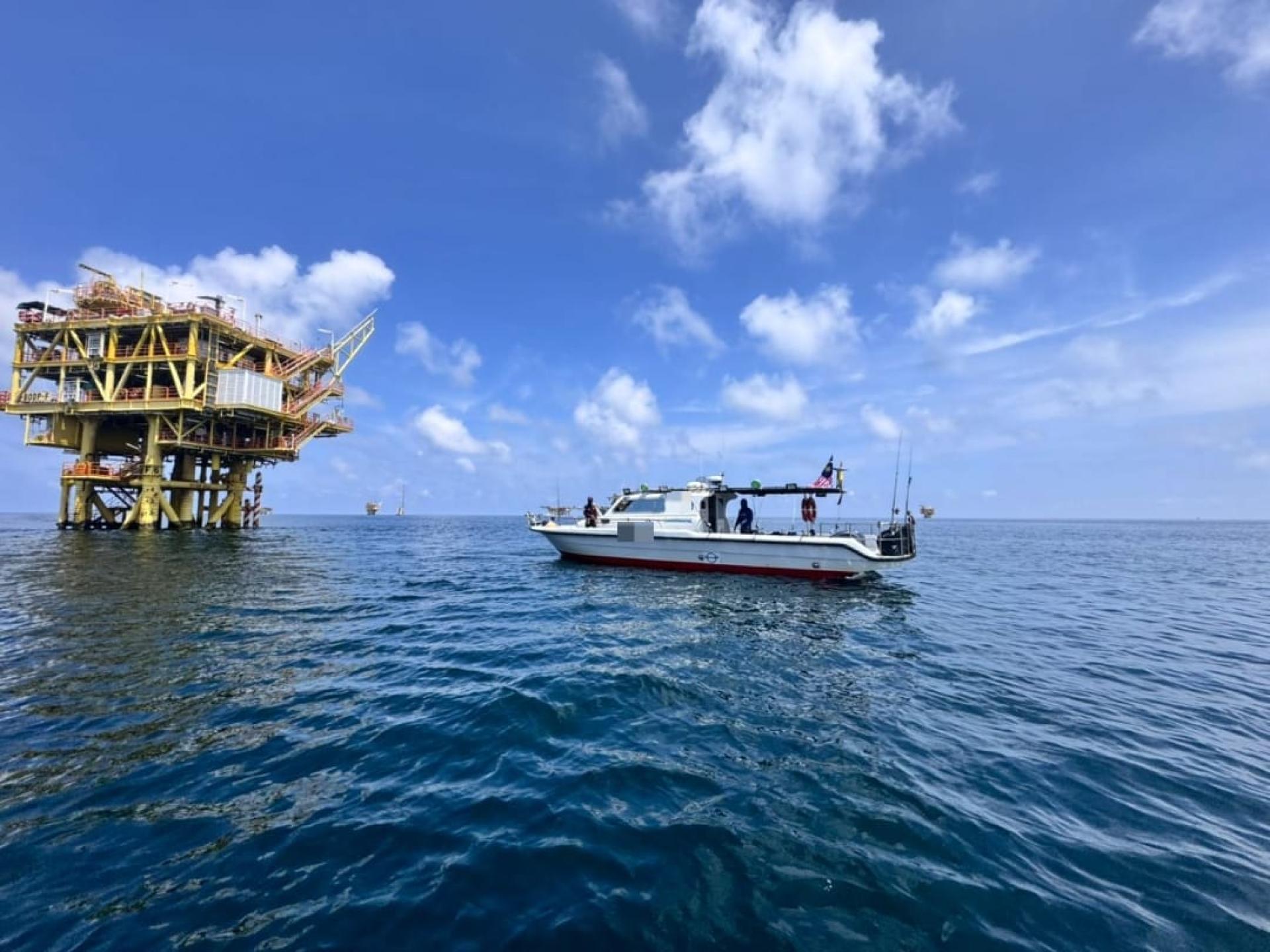 一艘休闲船在距离钻油台少于500公尺范围内进行垂钓活动，抵触1959年《禁区及限制区法令》被扣查。