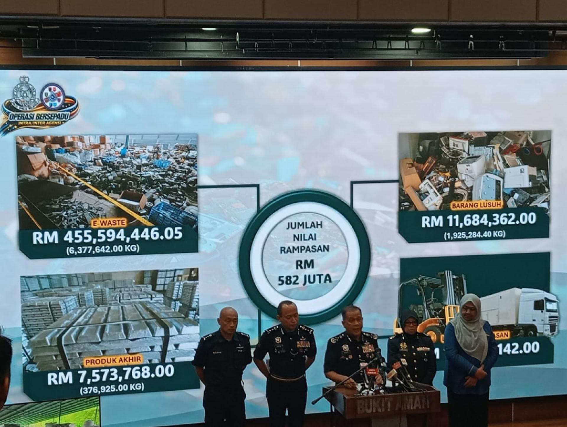 卡立（中）公布展开“有害废料行动3.0”的详情。