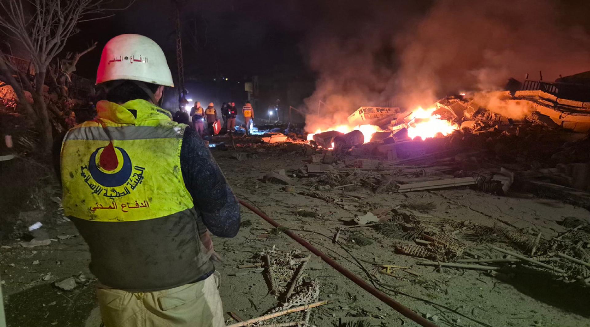 10日凌晨黎巴嫩南部哈布什村，救援人员聚集在以色列空袭现场。