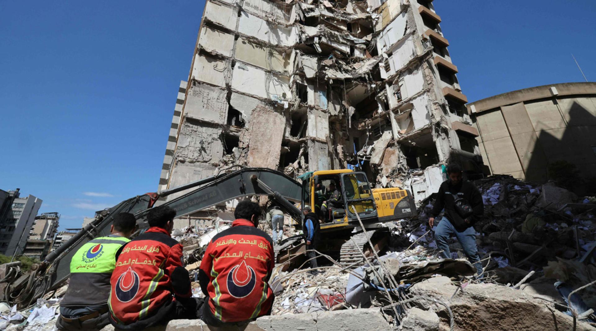 以色列8日大规模空袭黎巴嫩，造成200多人死亡。图为救援人员在贝鲁特被毁建筑物的废墟下搜寻幸存者。