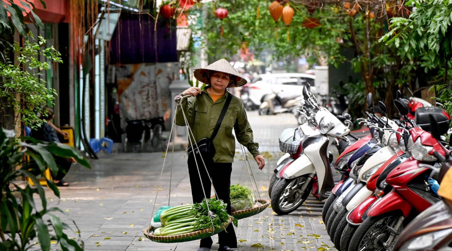 亚太发展中经济体仍极易受到全球能源市场、贸易和运输网络及金融环境的溢出效应影响。图为越南河内市的小商贩。