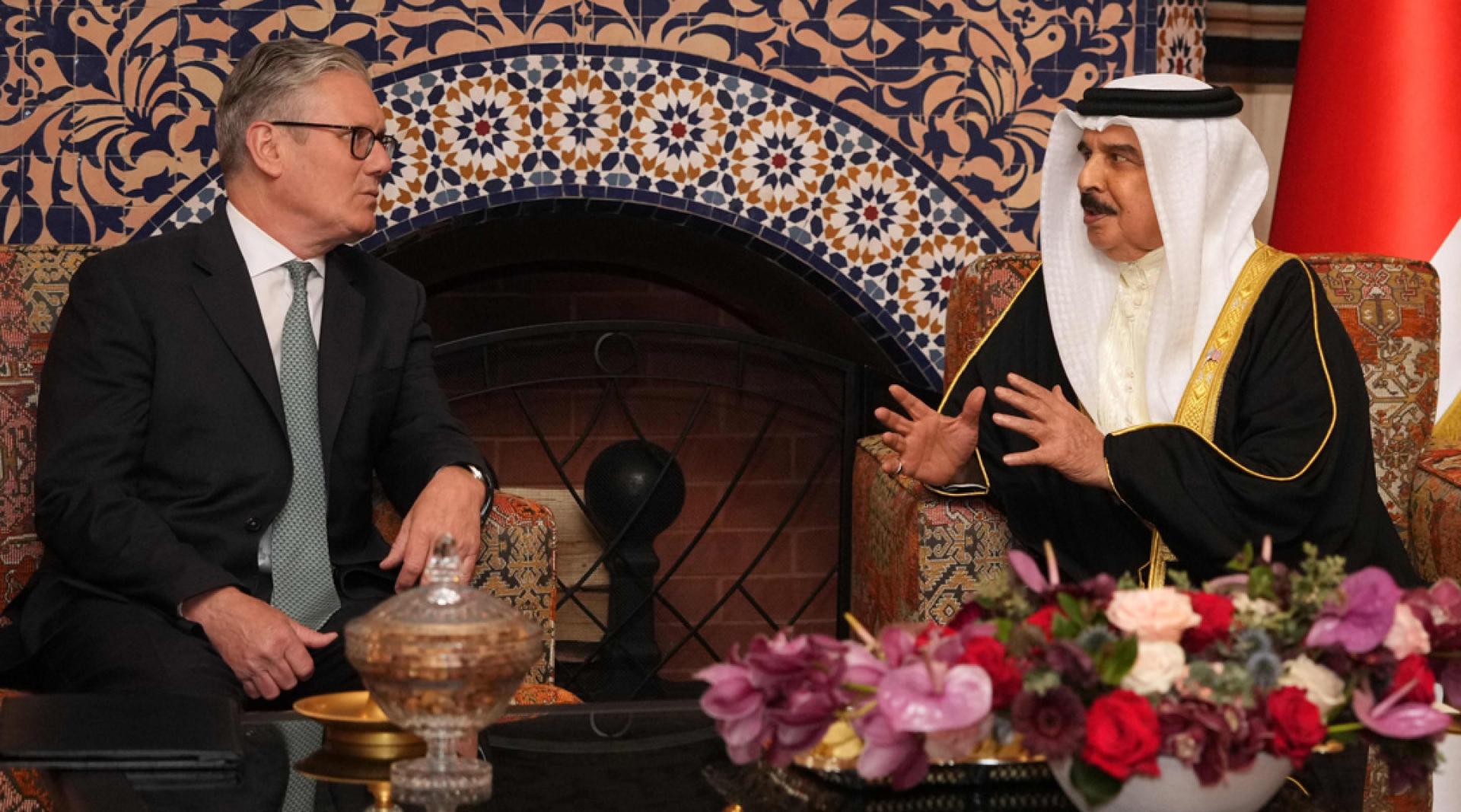 英国首相斯塔默(左)4月9日访问巴林，与巴林国王哈马德（右）会面。