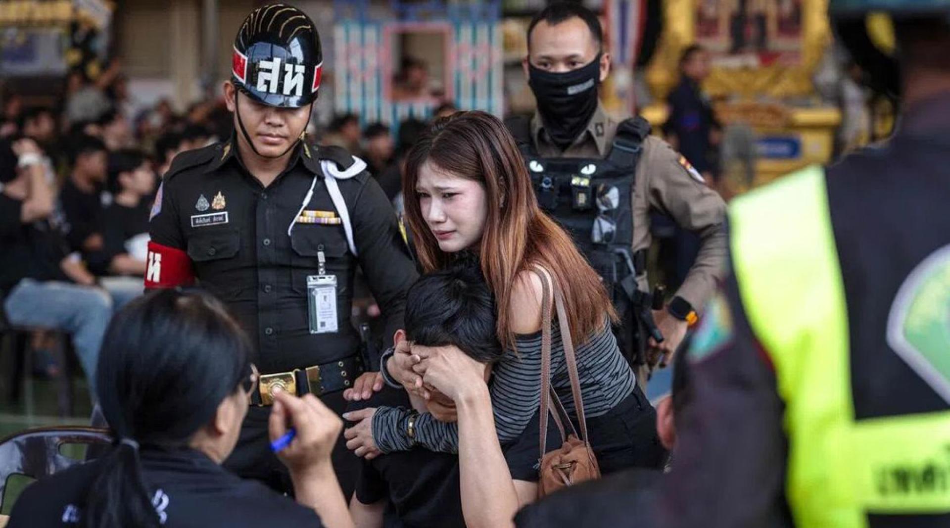 泰国一名男子抽到意味着强制入伍的红签后当场崩溃痛哭。