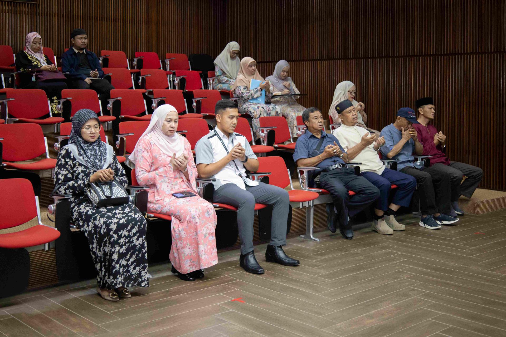 社会发展局代局长法齐亚与受灾家庭代表进行祈祷仪式