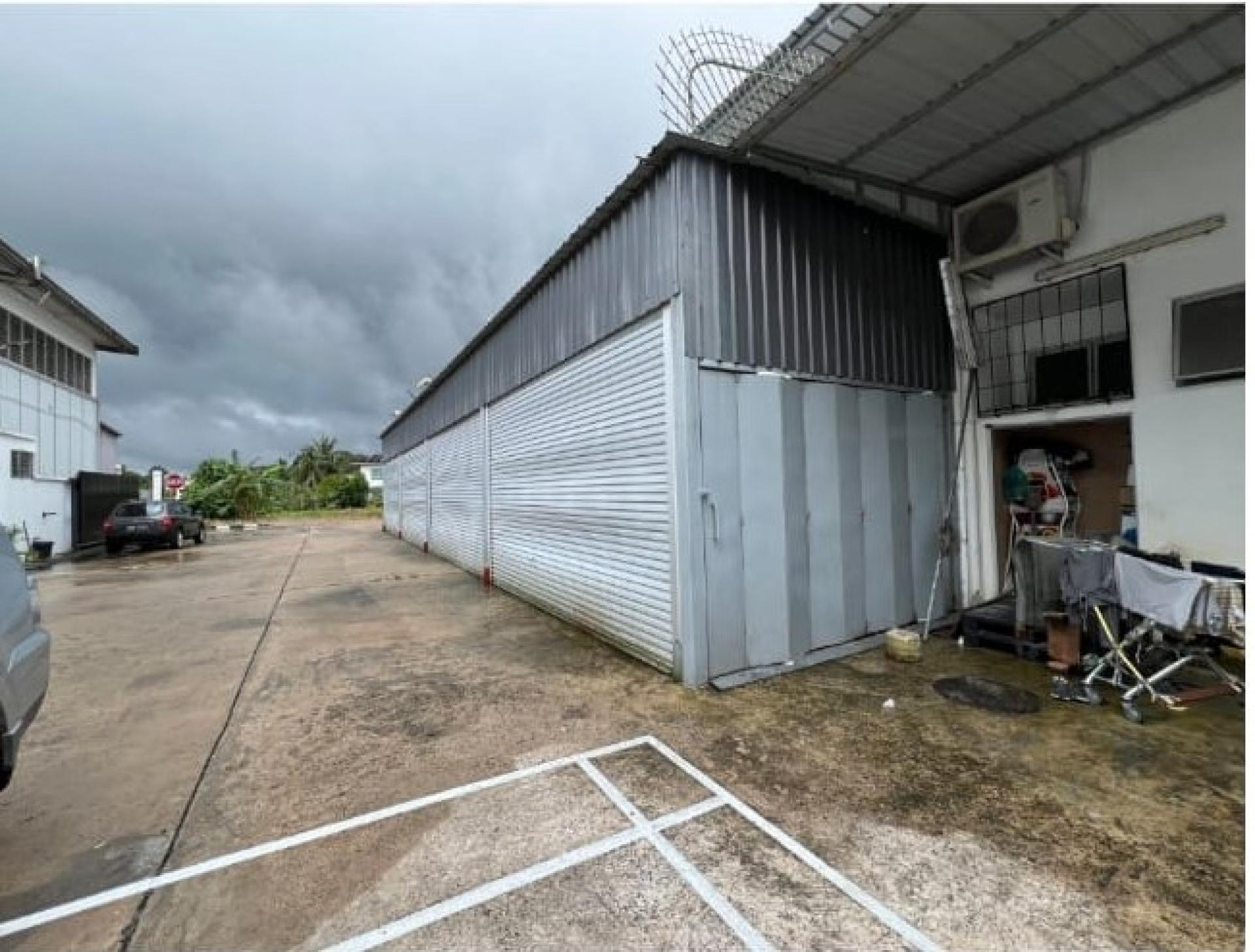 位于申公隆工业区停车场上的非法储物设施