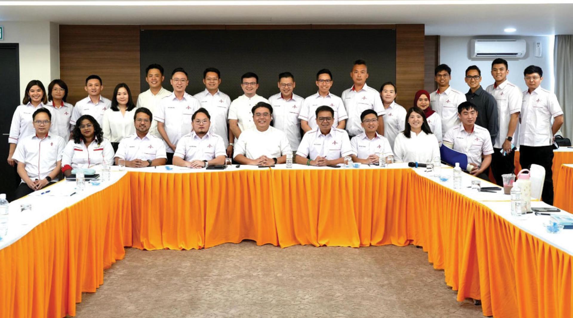 吴家良（前左5）宣布，社青团将举办两场面向中学生、大学生与未来世代的活动，即“全国青年常识比赛”及“青年大会”。