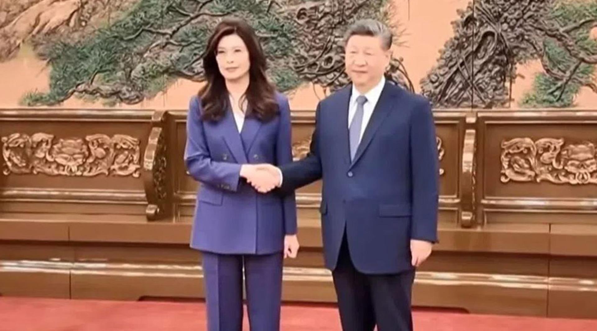 习近平（右）与郑丽文握手14秒。