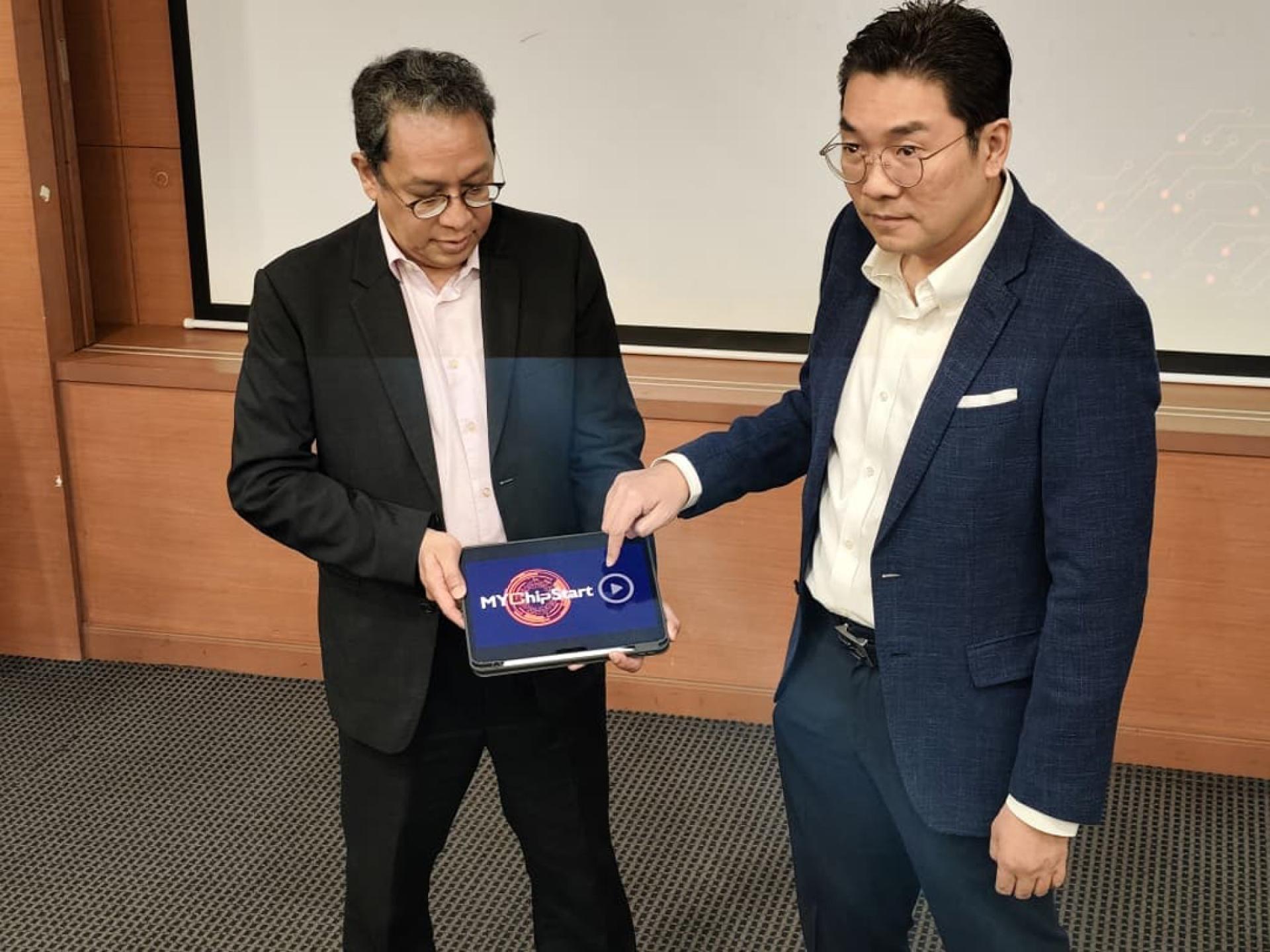 沈志勤主持“MyChipStart”推展礼，左为查菲里依布拉欣。