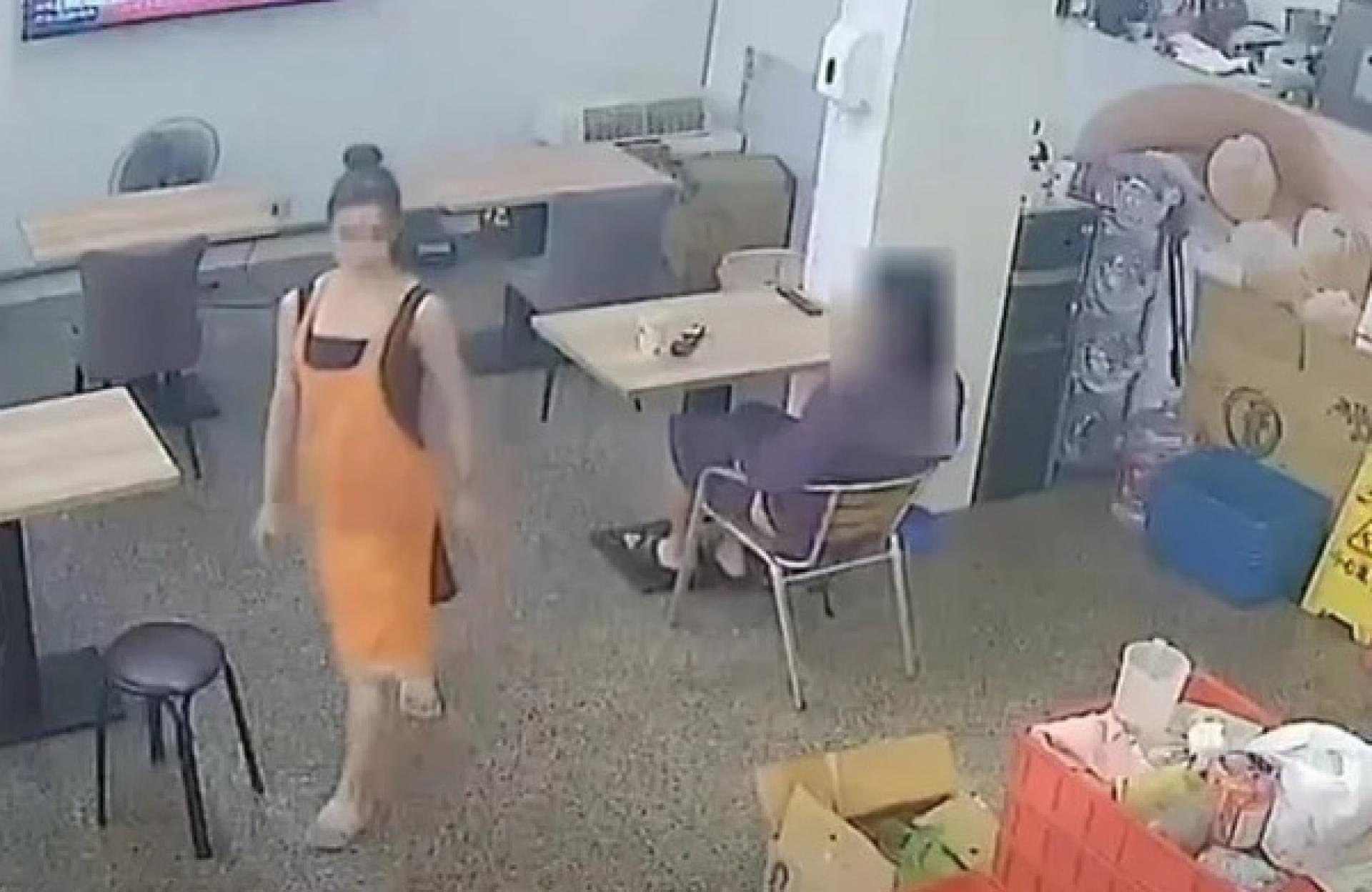 老板娘送饮料时发现异状，把杯子放到桌上赶紧转身离去，事后监视器影像被公开在脸书社团。