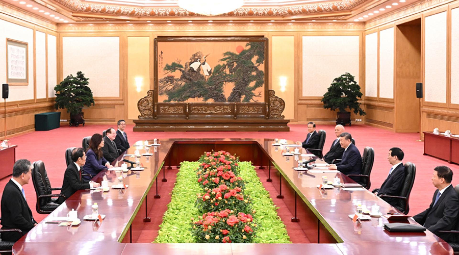 中共中央总书记习近平10日上午在北京会见了郑丽文主席率领的中国国民党访问团。