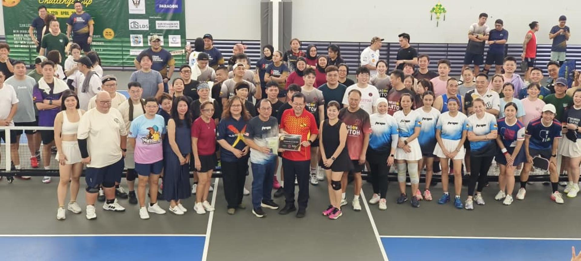 2026年Paragon挑战杯嘉宾于开幕礼后合影留念，并进行赠送纪念品仪式。前排左7起为东主林忠亮及开幕主宾砂拉越交通部长拿督斯里李景胜。