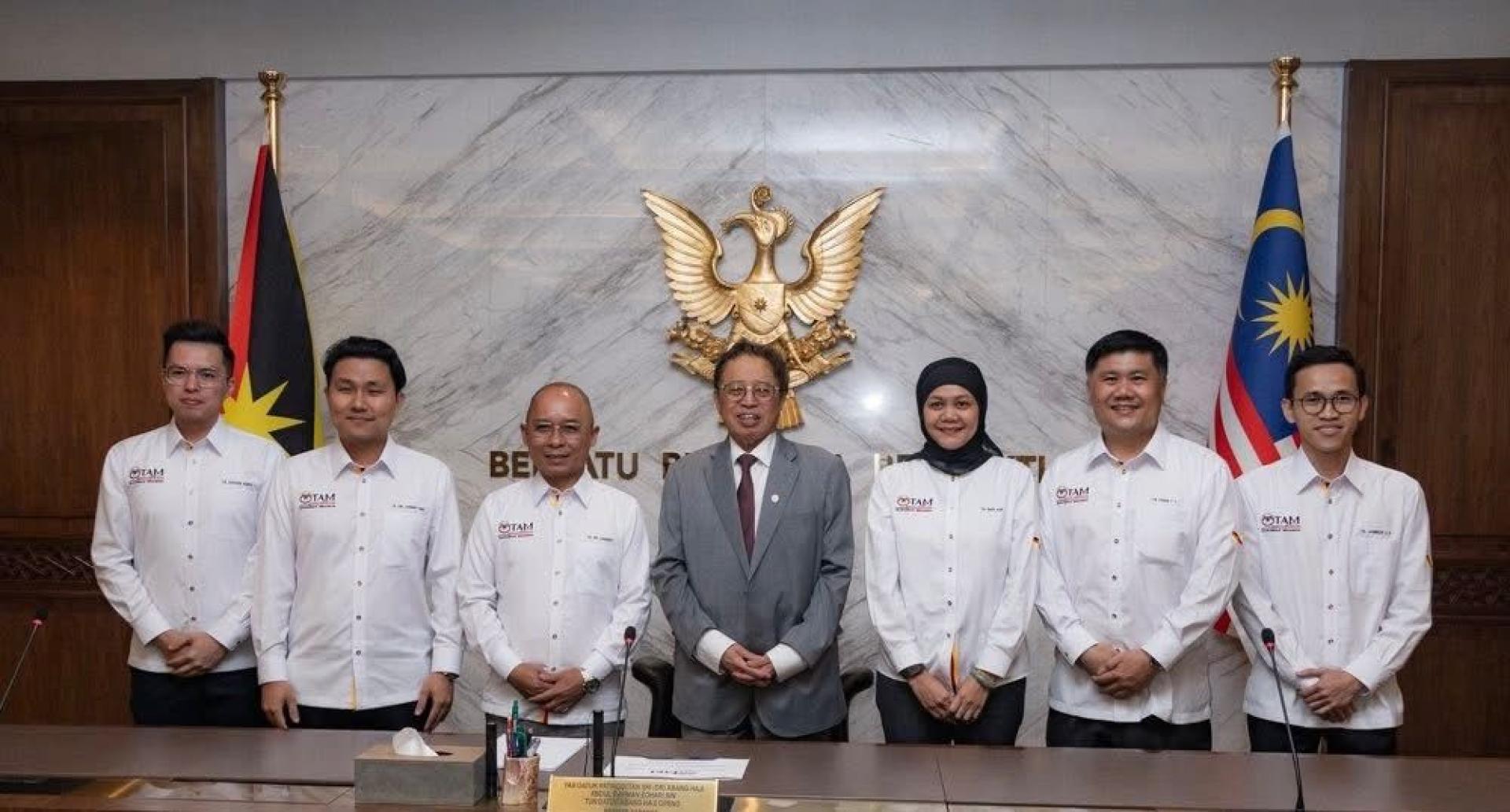 马来西亚科技协会（TAM）砂拉越分会成员礼貌拜访砂总理阿邦佐哈里后合影。