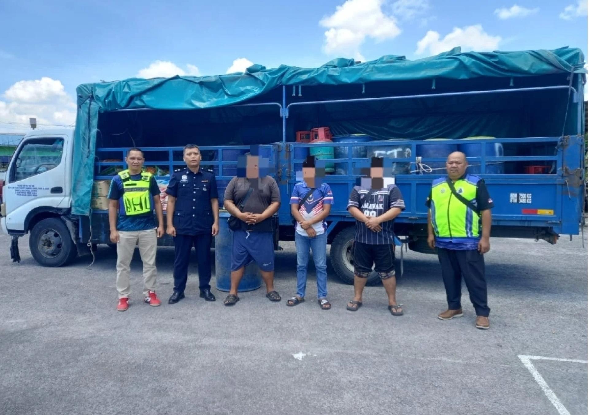 没有准证而试图走私管制品的罗里司机和跟随人员遭警方逮捕查办。