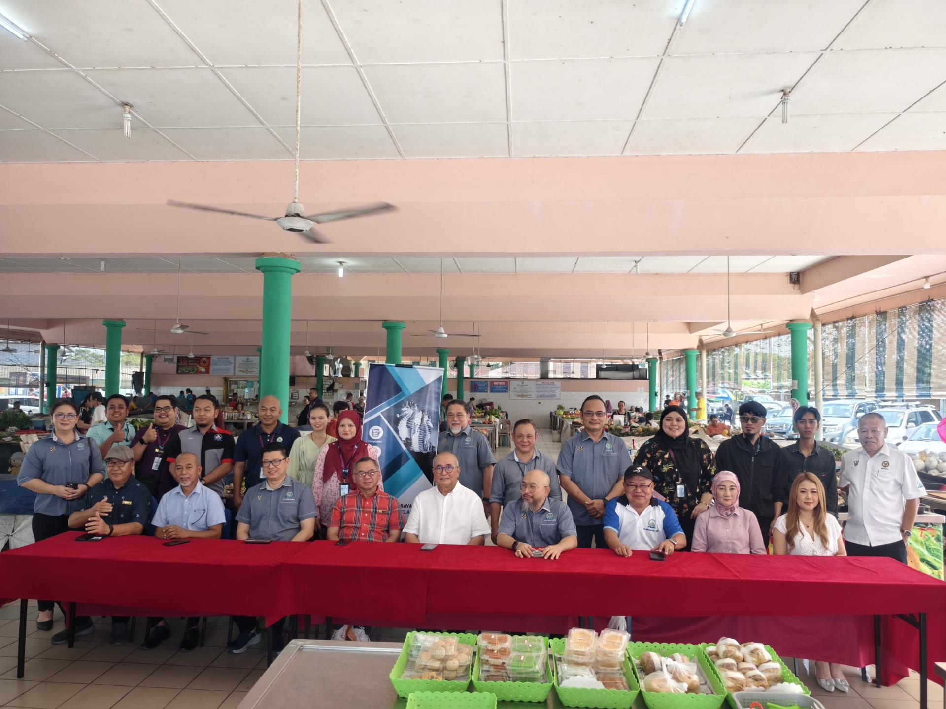 美里市长俞小珊（前排左5）出席在埔奕湾小贩中心举办的美里市政局4月份会客日活动，并与出席市议员及各部门官员合影。