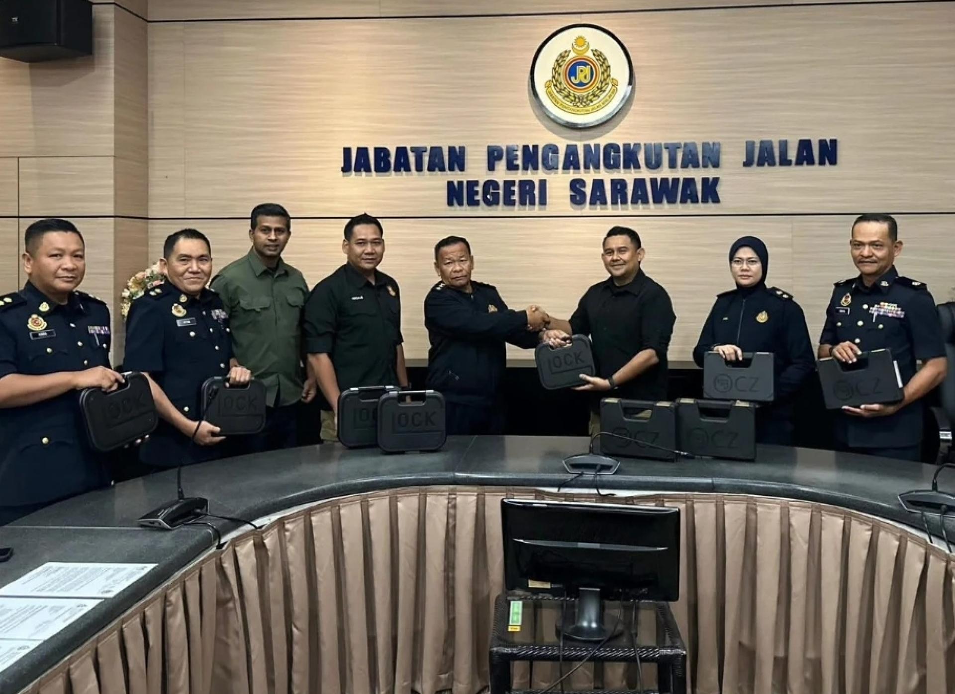 移交新枪支仪式进行中一瞥。