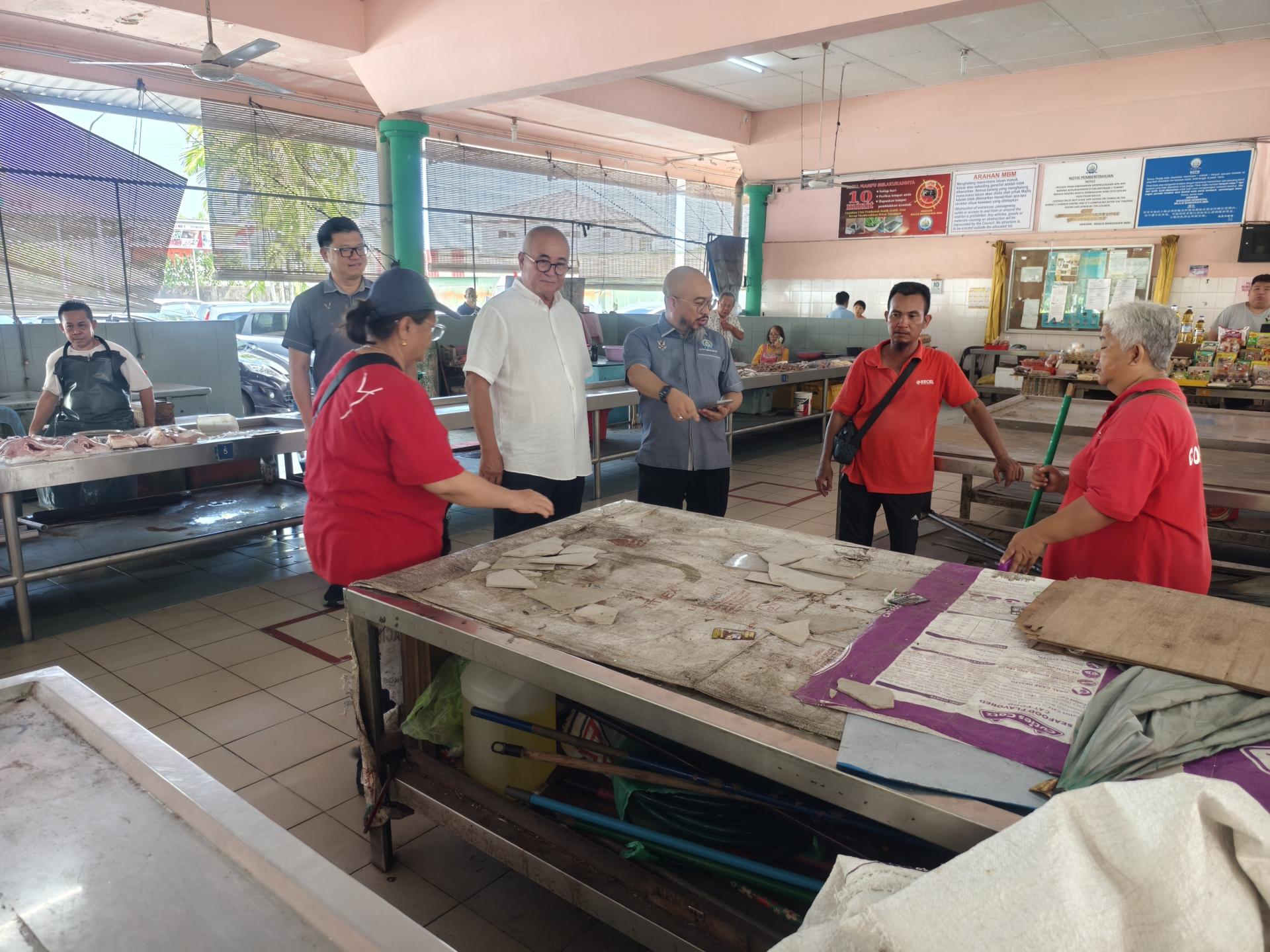 美里市长俞小珊（左2）、副市长阿里芬（右3）等巡视埔奕湾小贩中心设施。