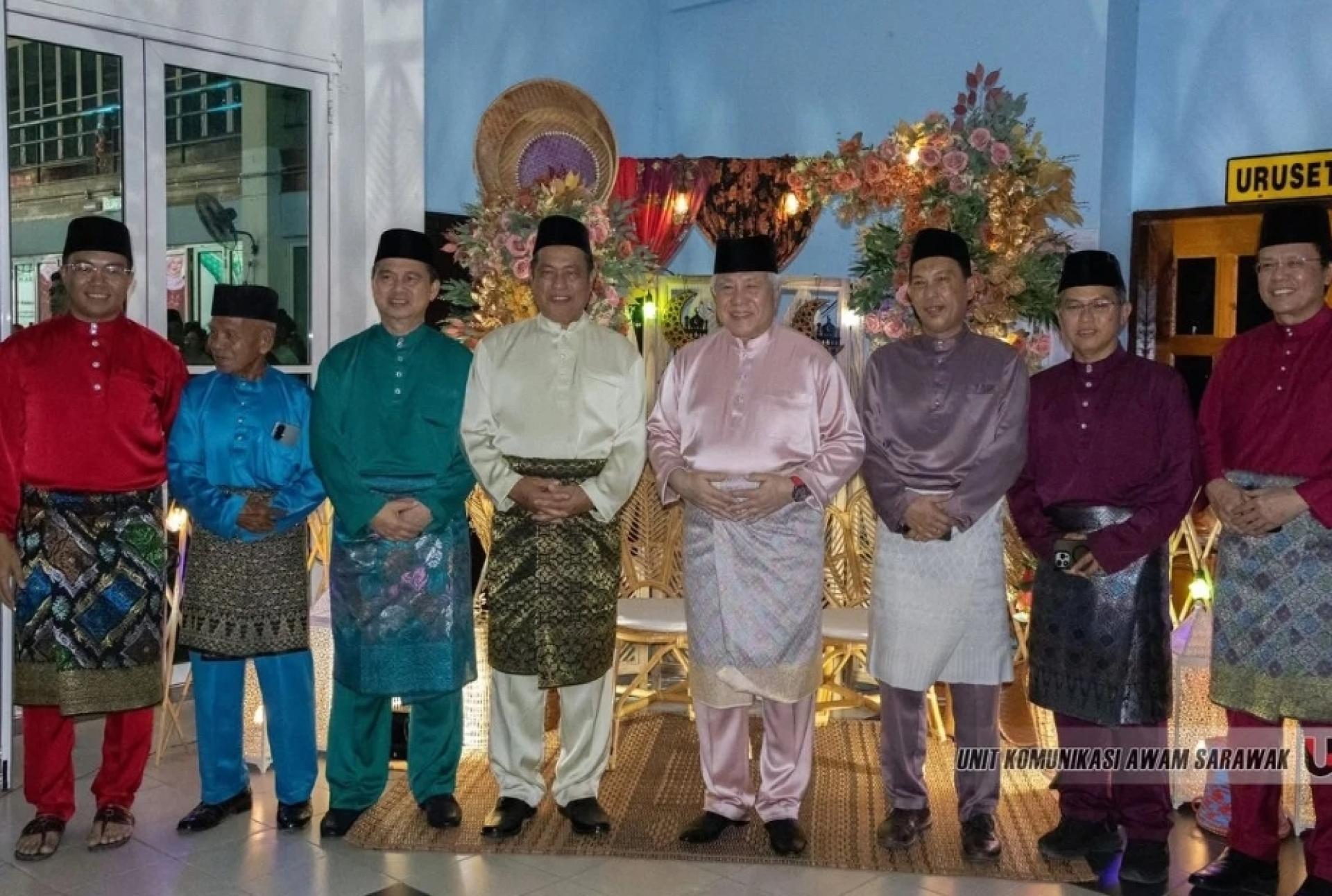 砂副总理拿督阿玛阿旺登雅（右4）出席活动上合影。