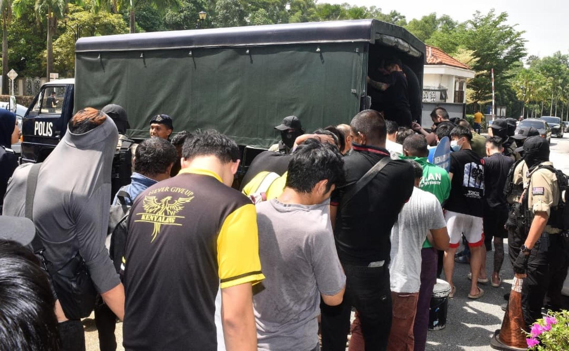 警方押送疑犯上罗里。