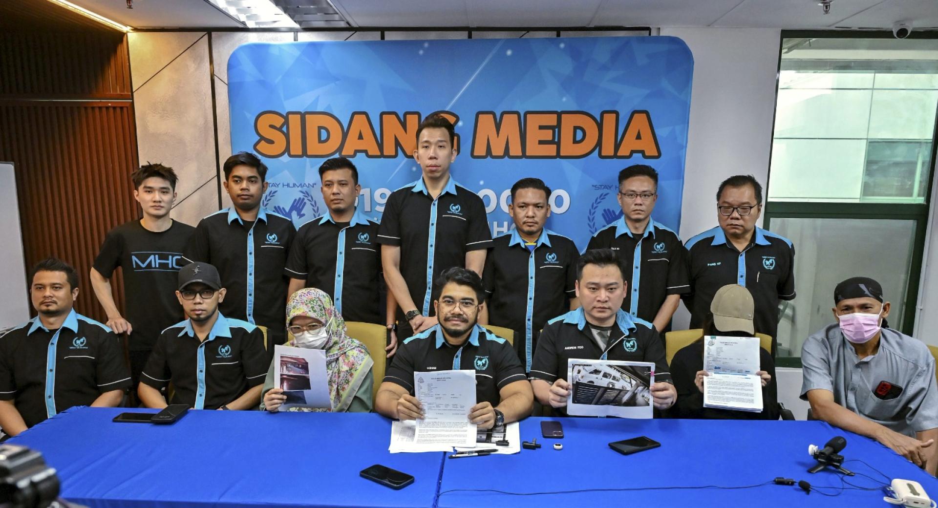 大马人道主义组织召开记者会，要求警方严正看待阿窿暴力讨债的问题，前排左3起为珊霞、希山慕丁、胡杰良、张小姐和塔米兹。