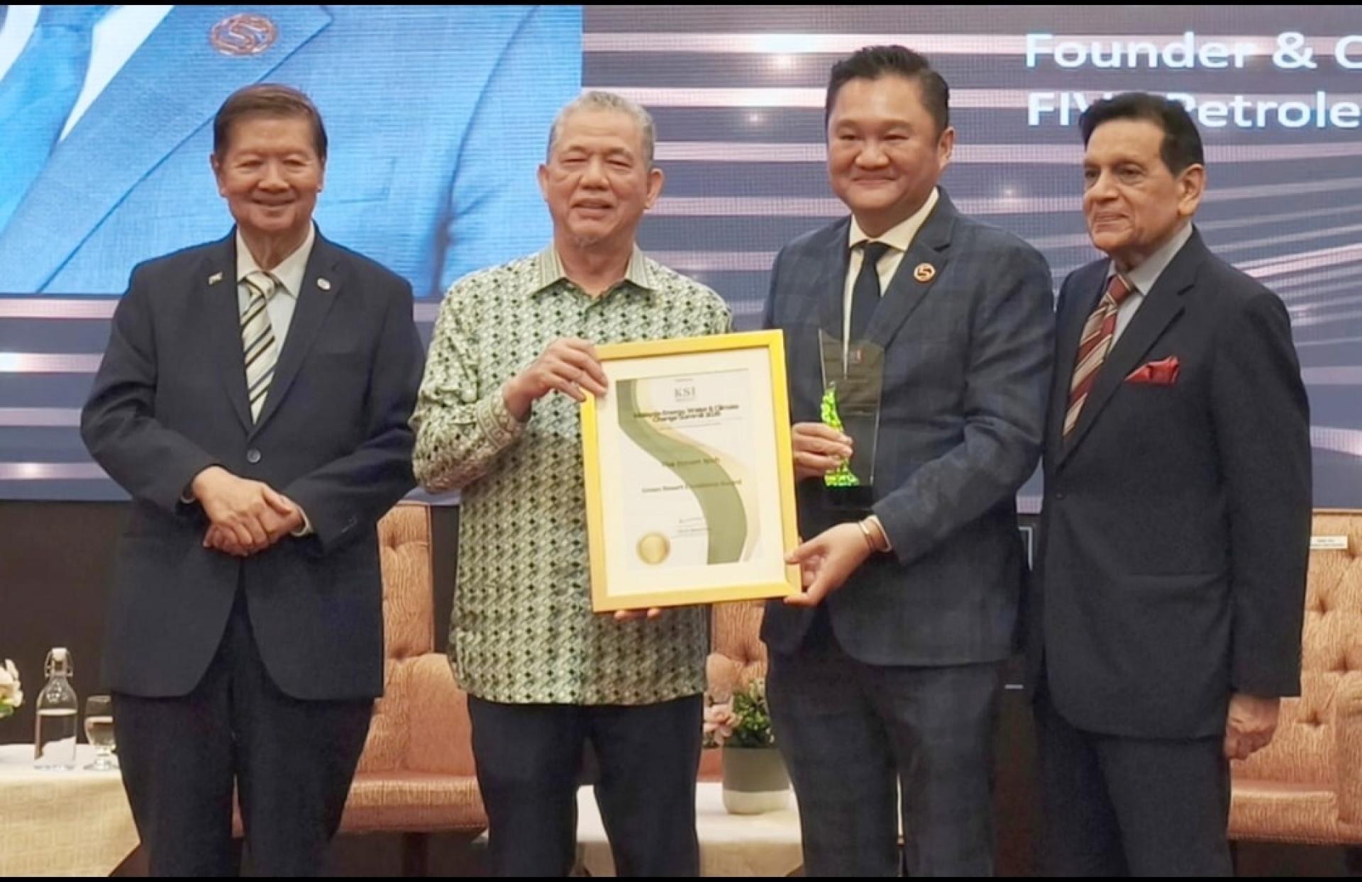 林振辉（右2起）获法迪拉颁发“马来西亚杰出绿色企业家卓越奖”。