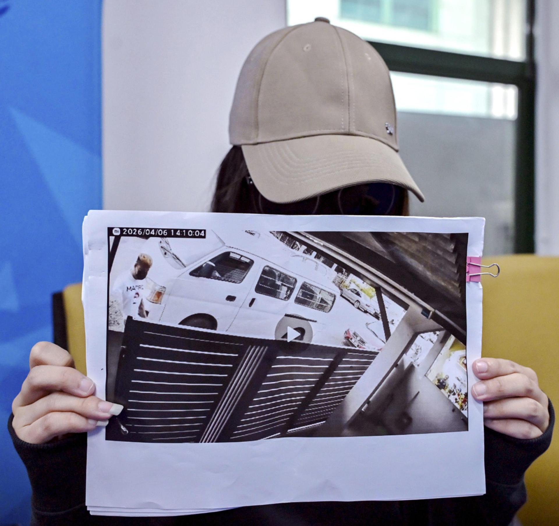 张小姐展示阿窿上门骚扰她家人的照片，促请警方严正看待案件。