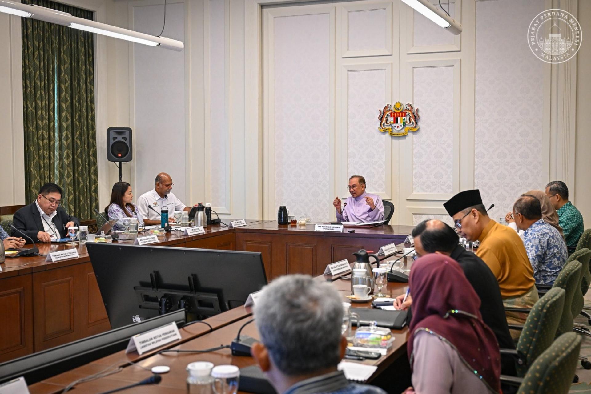 安华（左4）主持特别会议，研究和协调大马AI城市模式落实事宜。