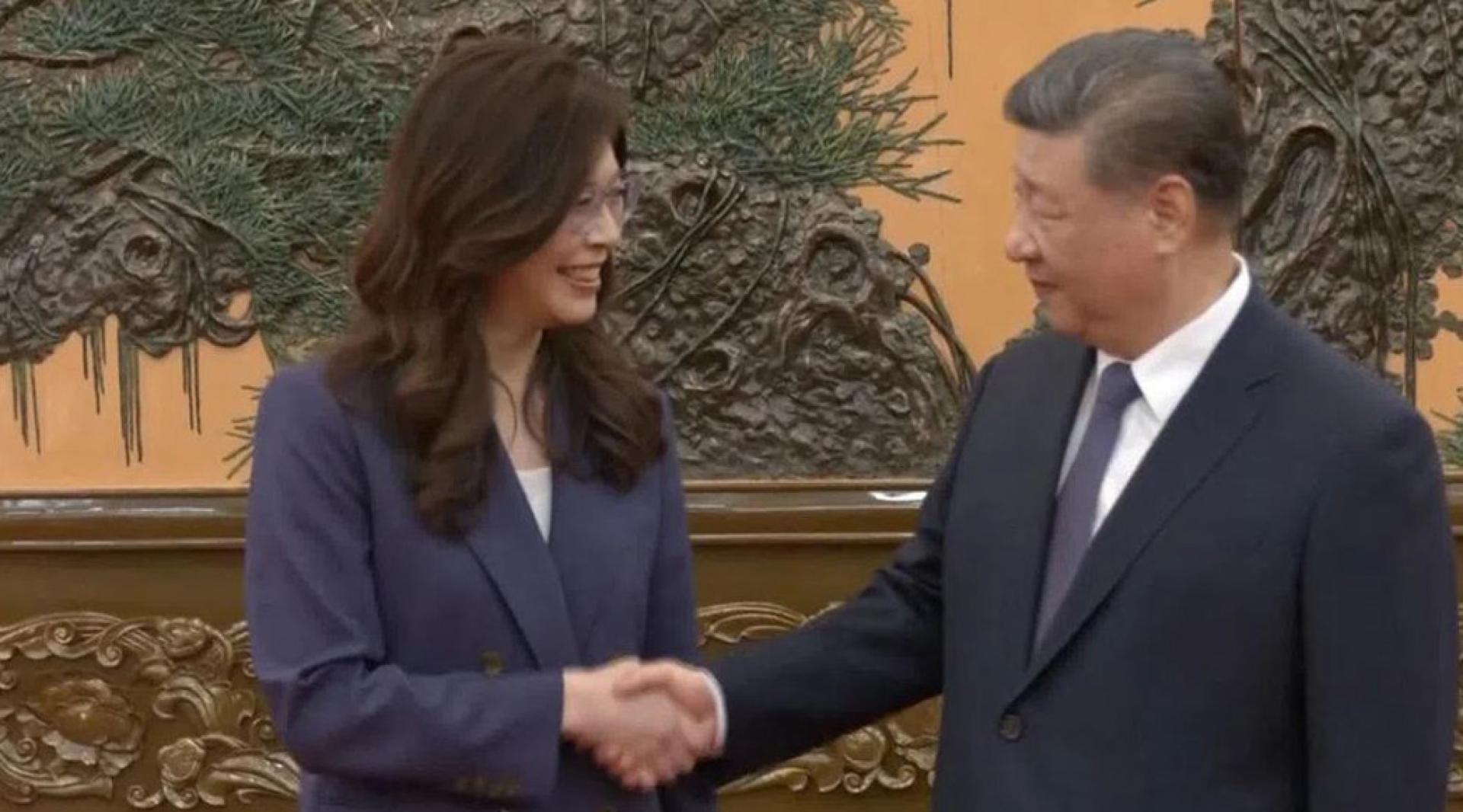 郑丽文（左）与习近平举行会谈前握手。