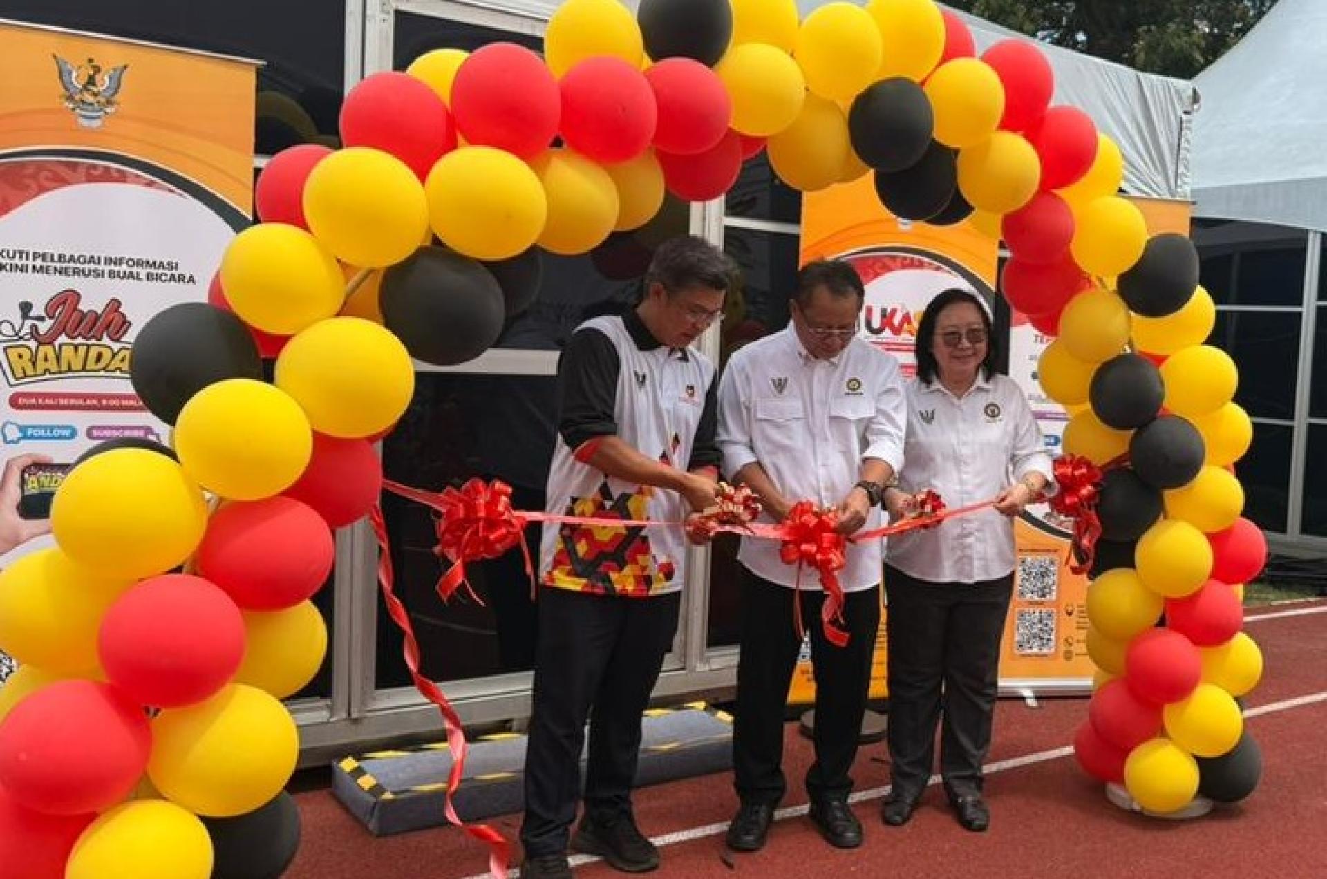 拿督阿玛阿布巴卡（中）在Ukas总监阿旺普特拉尤斯里（左）的陪同下，为UKAS媒体中心主持启动仪式。