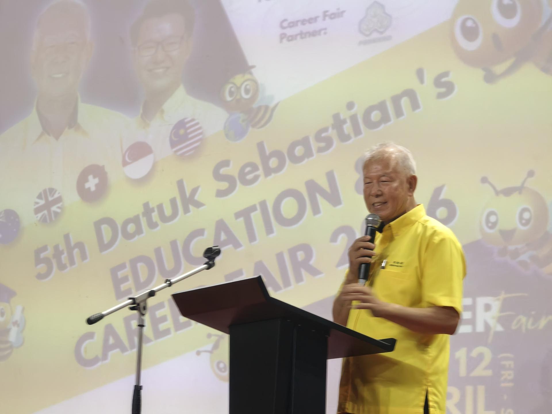 砂旅游副部长兼卑尔骚区州议员拿督陈超耀为2026年2026第5届拿督陈超耀教育与职业展主持开幕致词。