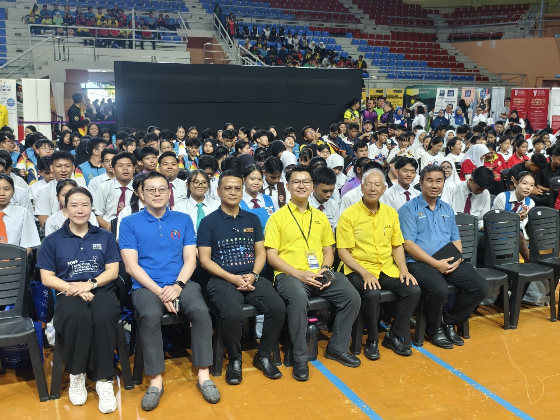 前排右2起为砂旅游部副部长拿督陈超耀及筹备会主席美里市议员刘奕杰与联办单位等人合照。