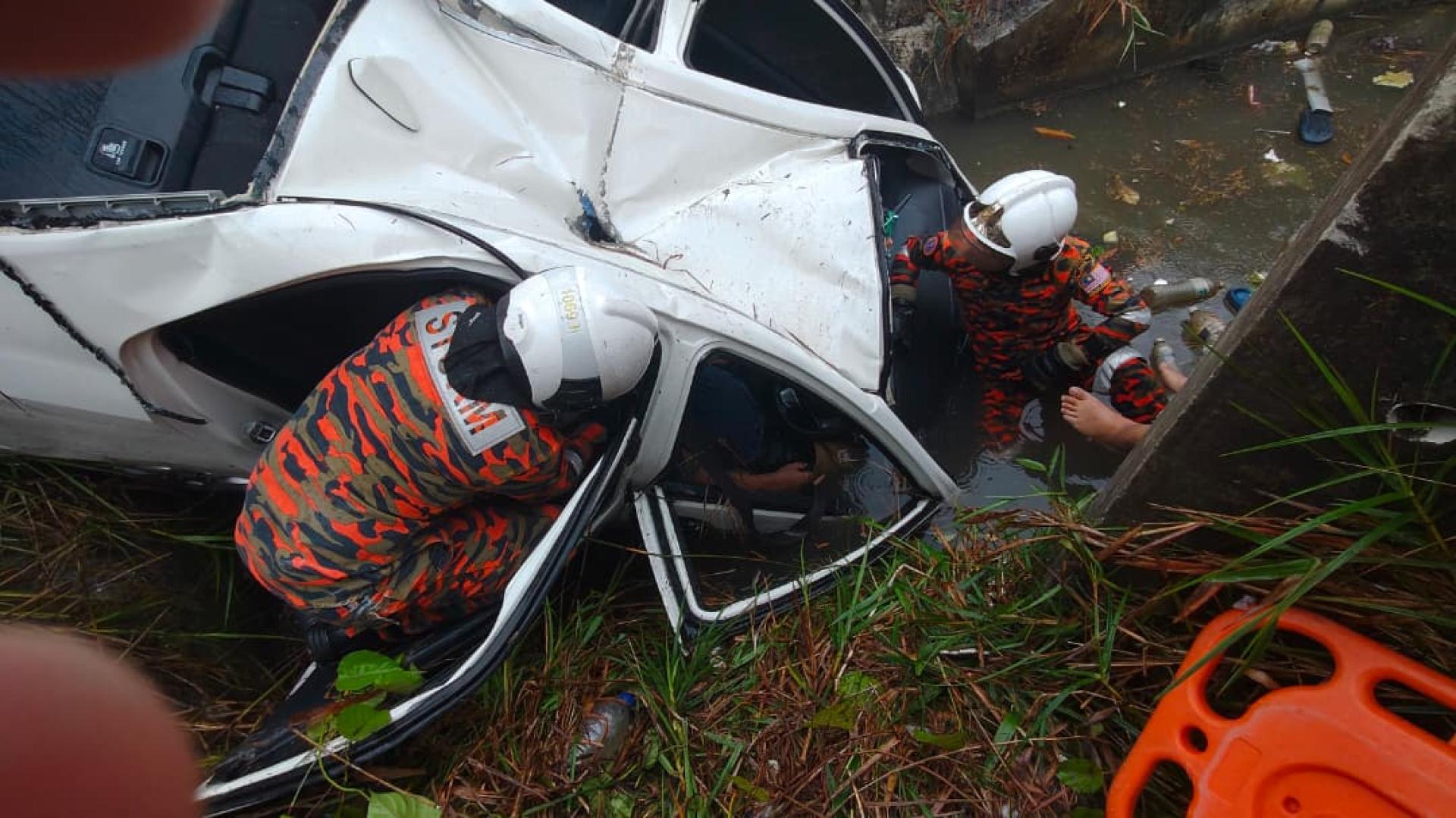 古晋砂拉越基金会大厦一带一辆第二国产车Bezza失控冲入约10米深沟渠，造成5人受伤。